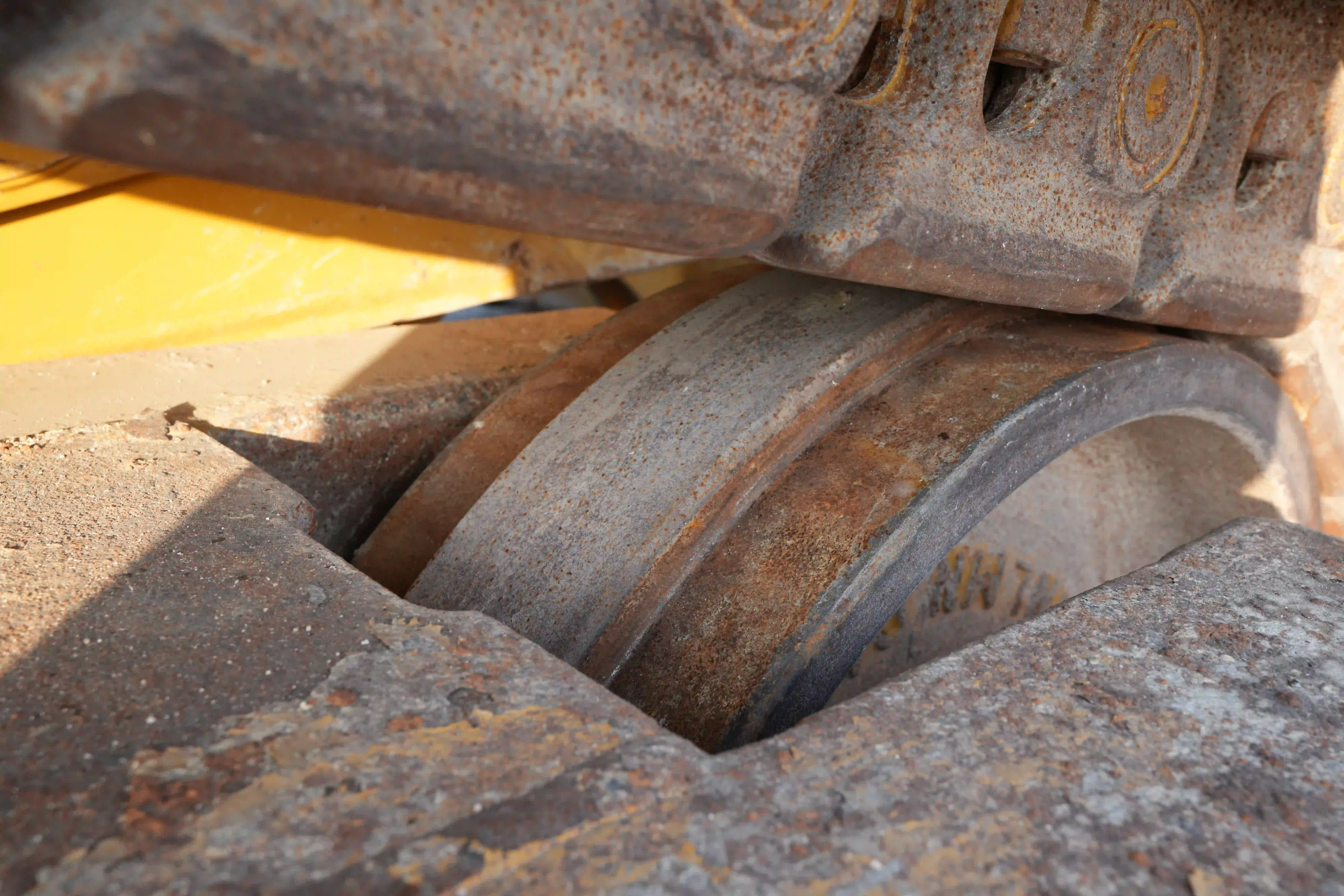 CDB-003-Cat-D8T-crawler-dozer-inspection-undercarriage-right-front-idler-2