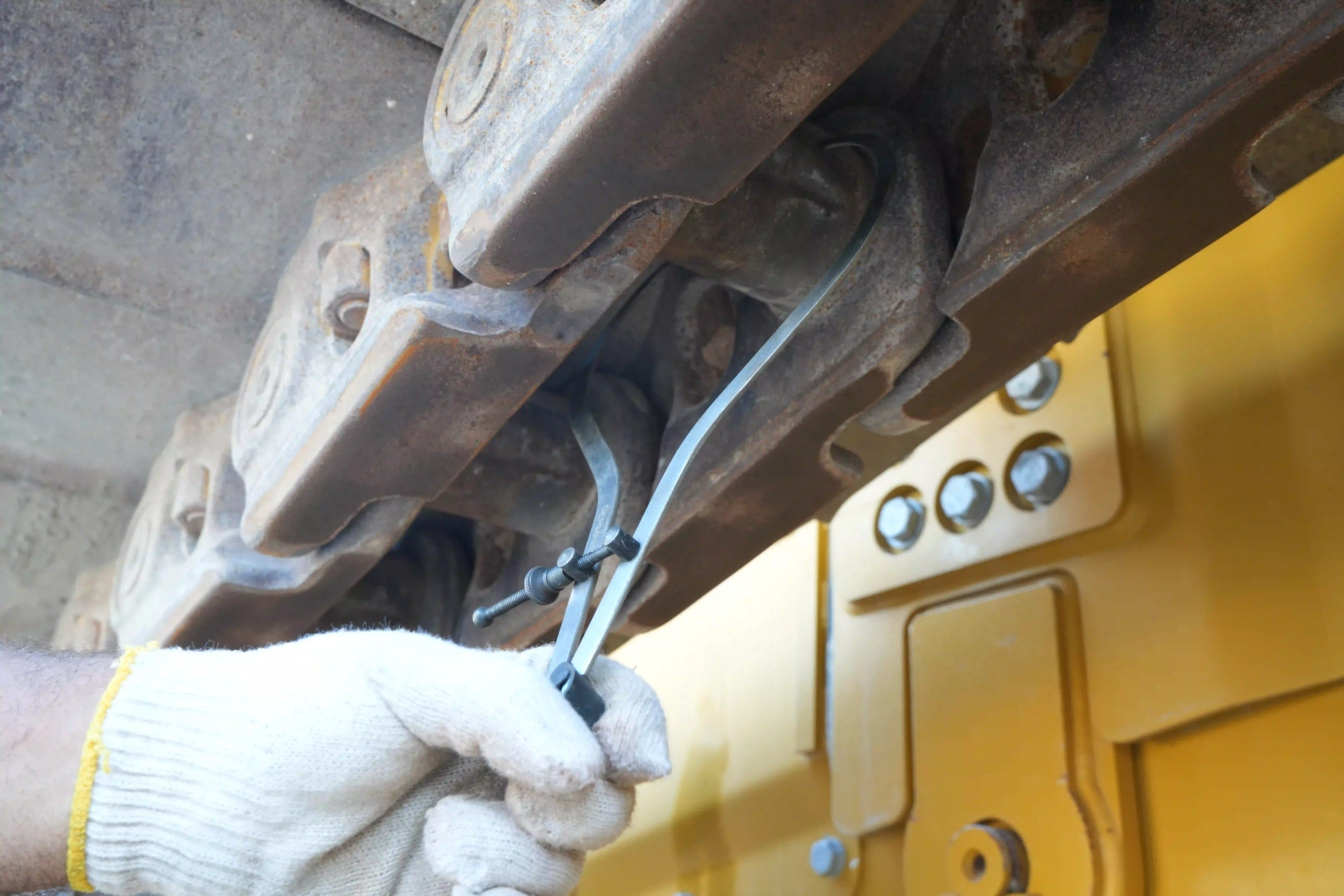 CDB-003-Cat-D8T-crawler-dozer-inspection-undercarriage-left-track-chain-2