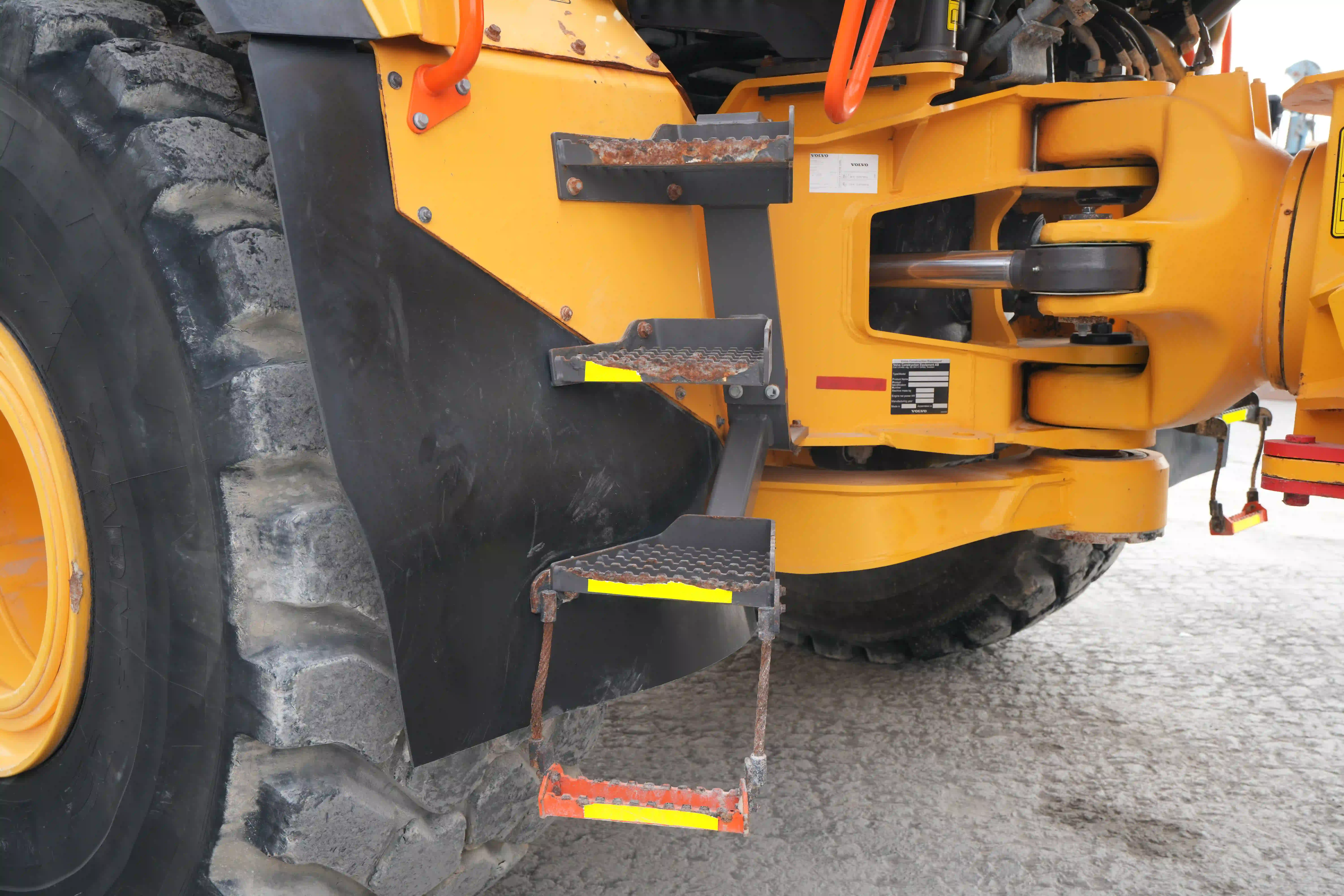 ADT-003-Volvo-A40G-articulated-dump-truck-inspection-structure-steps-ladders-4