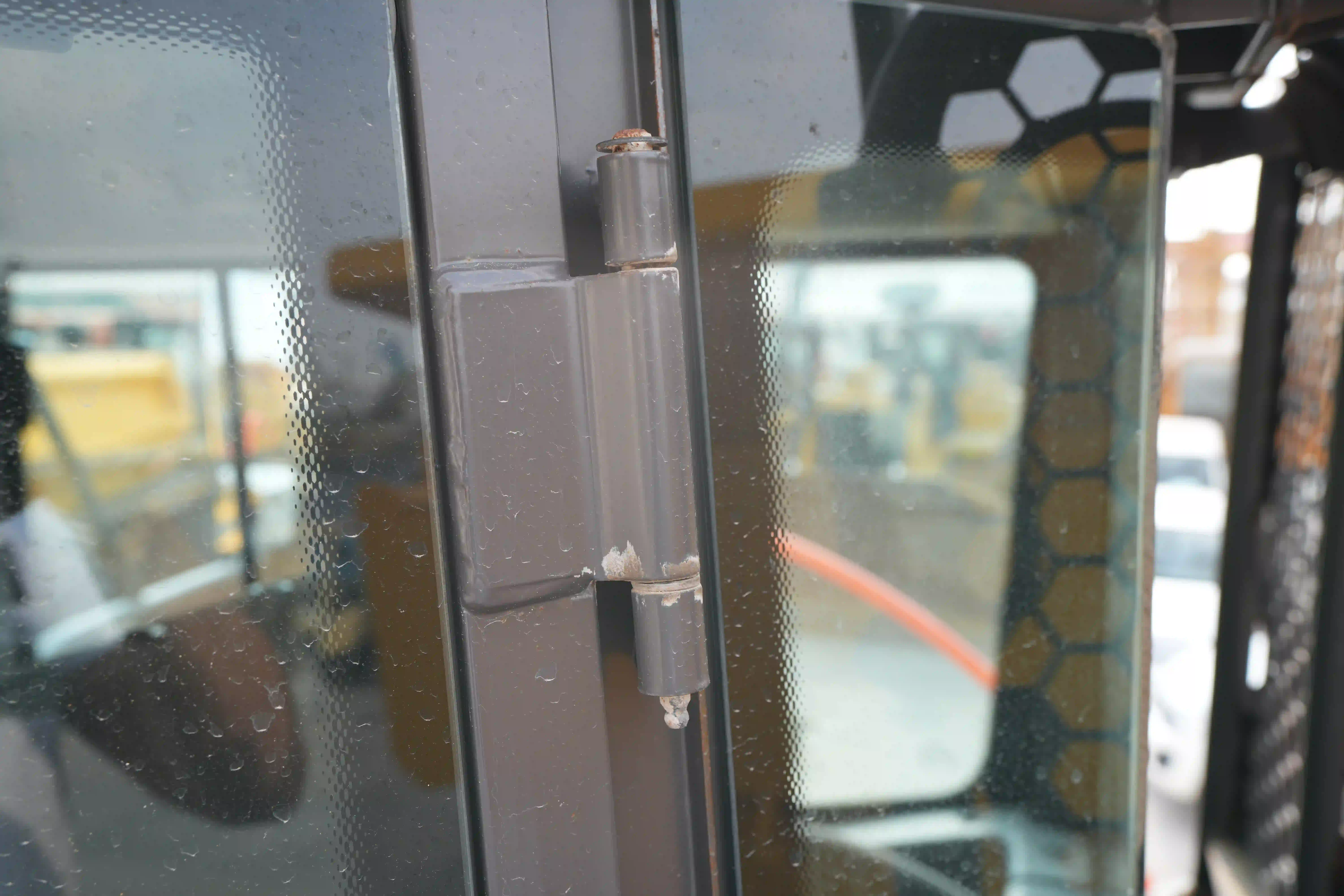 ADT-003-Volvo-A40G-articulated-dump-truck-inspection-structure-doors-3