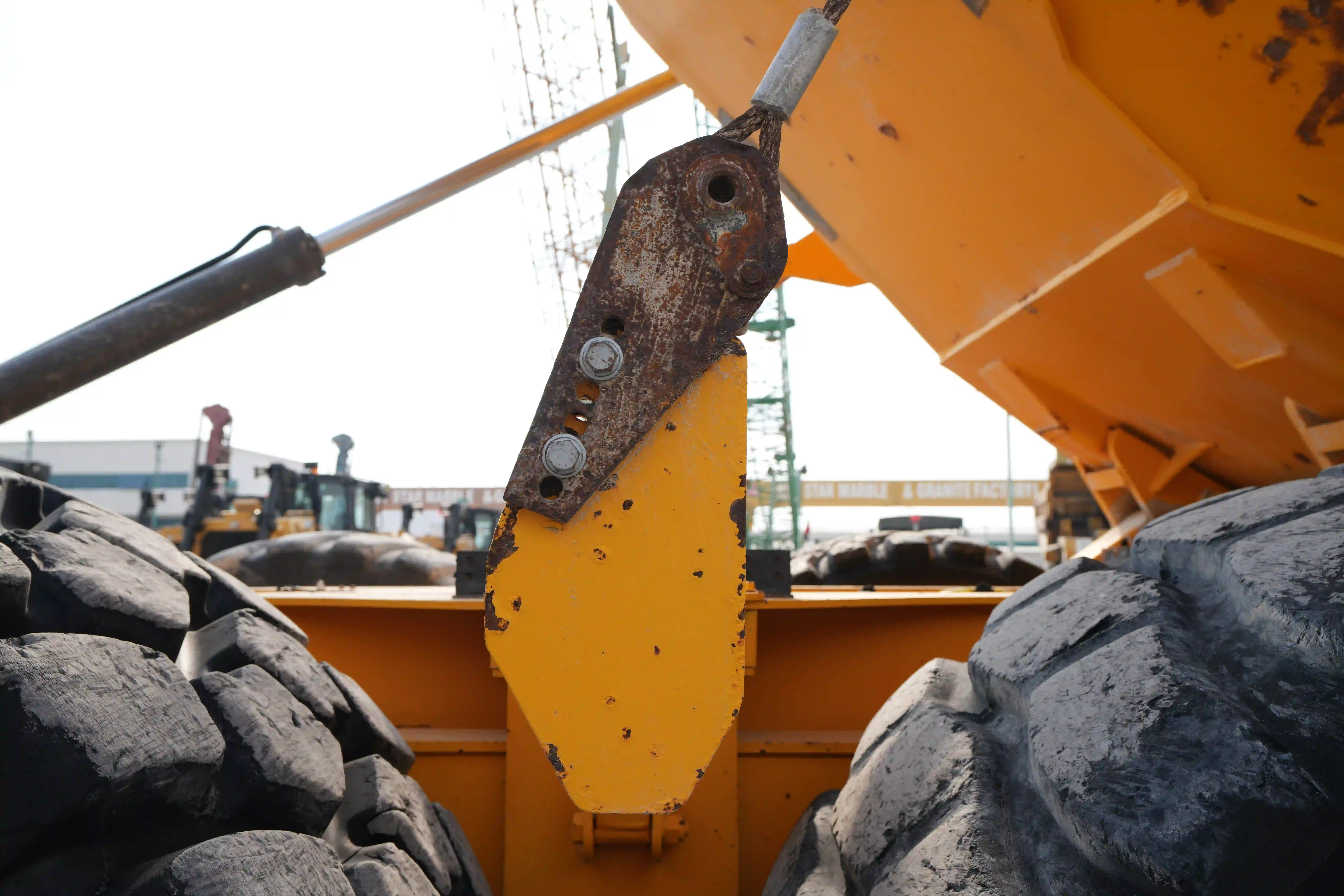 ADT-003-Volvo-A40G-articulated-dump-truck-inspection-structure-tailgate-4