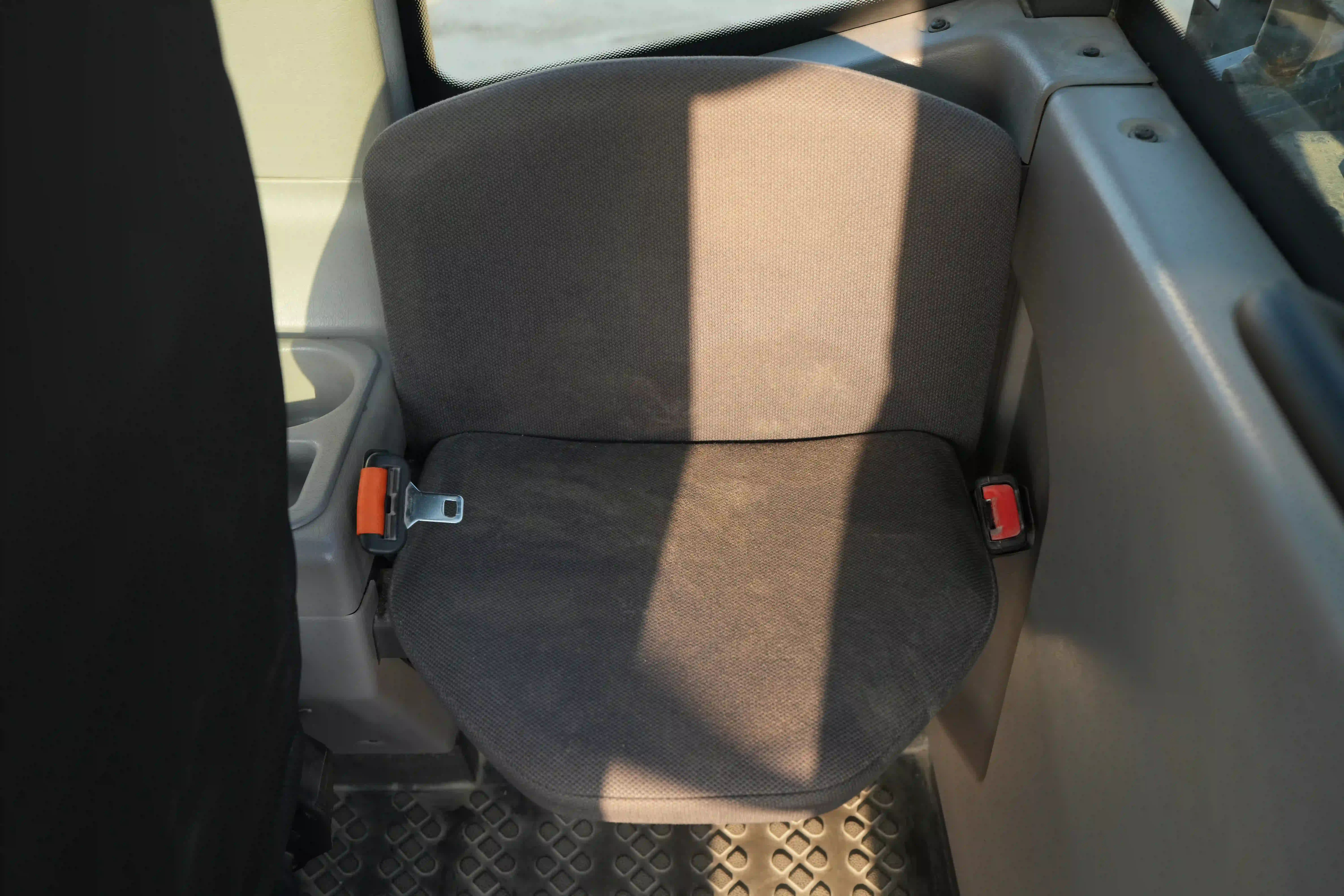 ADT-003-Volvo-A40G-articulated-dump-truck-inspection-cabin-seats-armrests-2