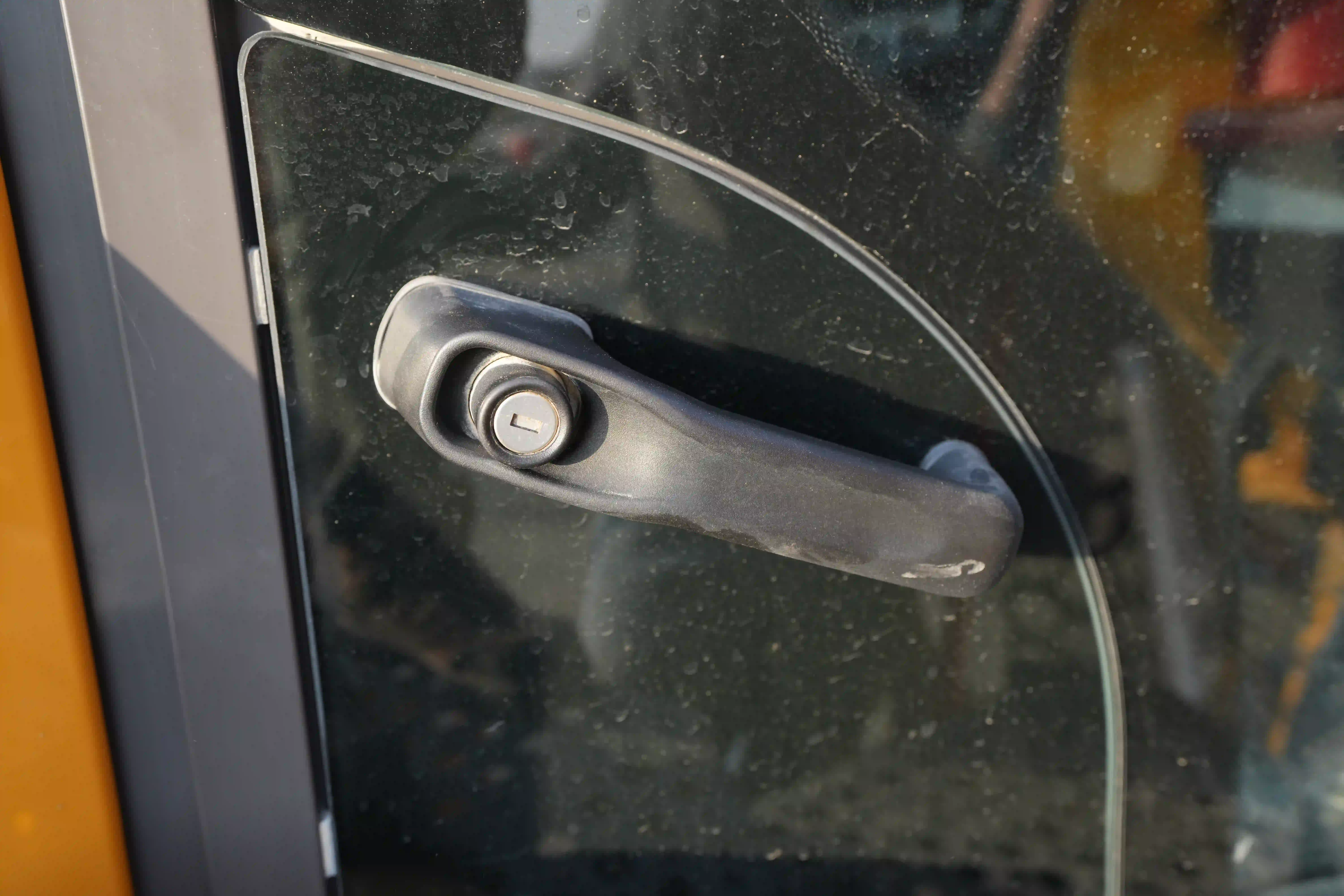 ADT-003-Volvo-A40G-articulated-dump-truck-inspection-cabin-door-handles-2