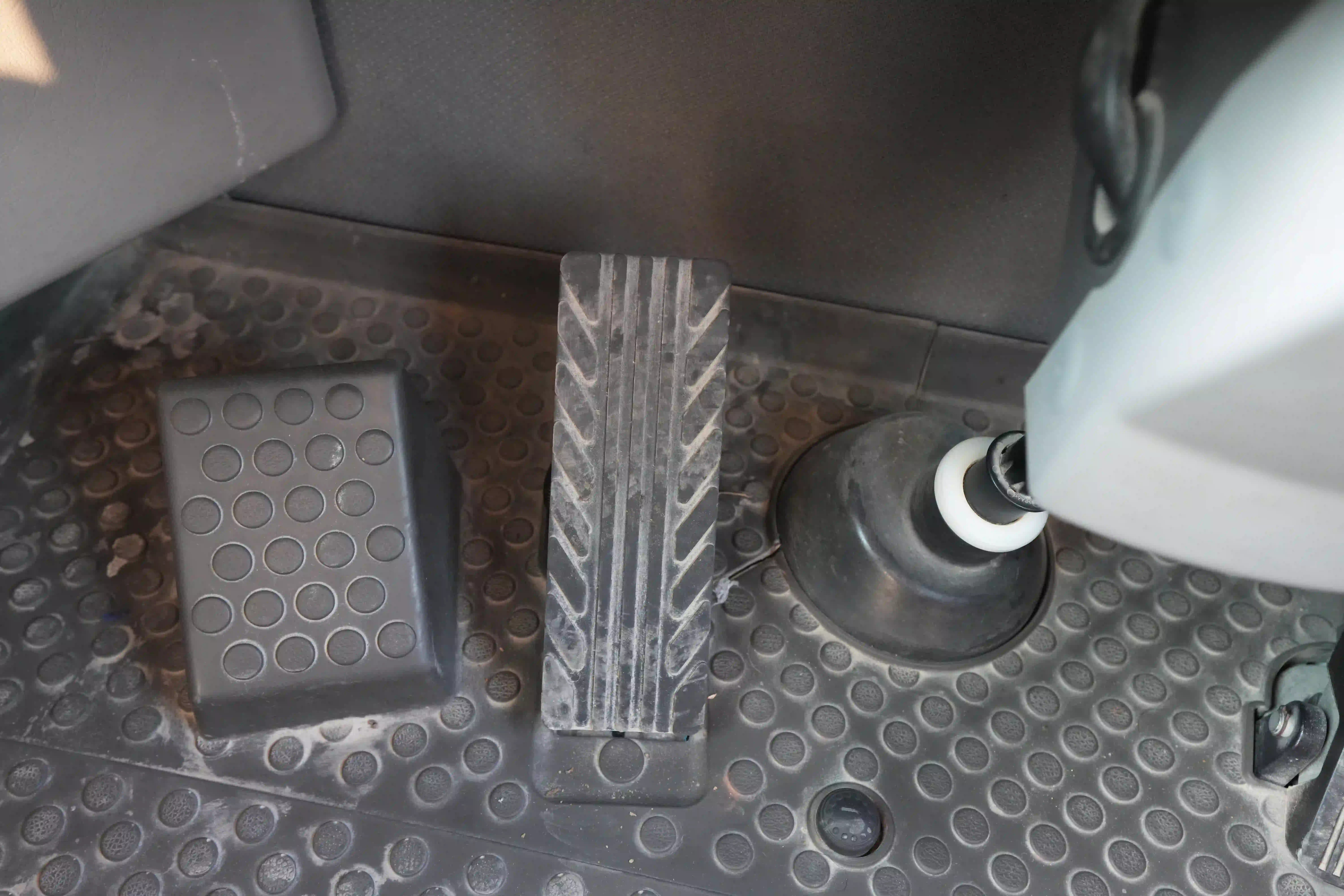 ADT-003-Volvo-A40G-articulated-dump-truck-inspection-cabin-pedals-1