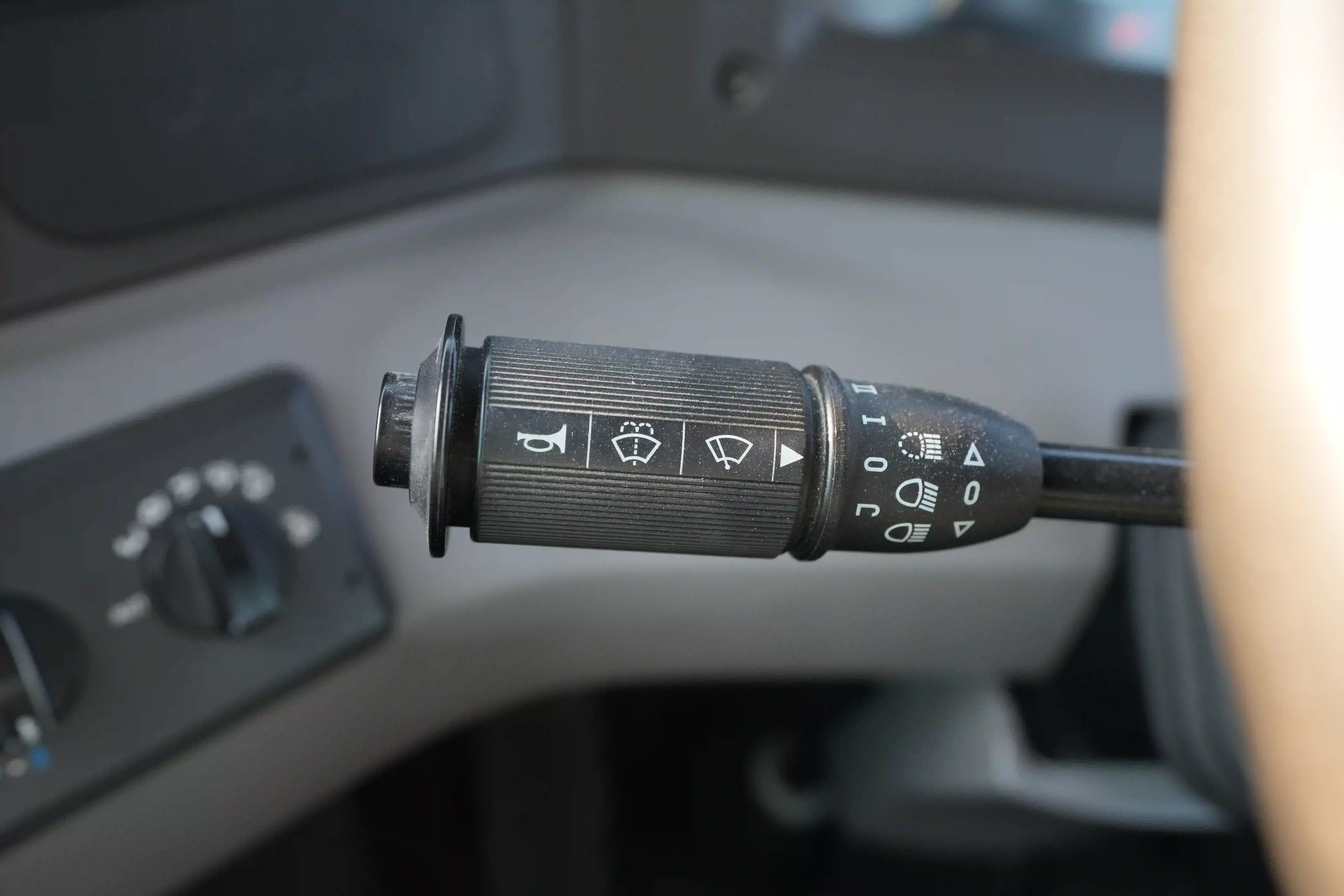 ADT-003-Volvo-A40G-articulated-dump-truck-inspection-cabin-electronic-instrument-board-3