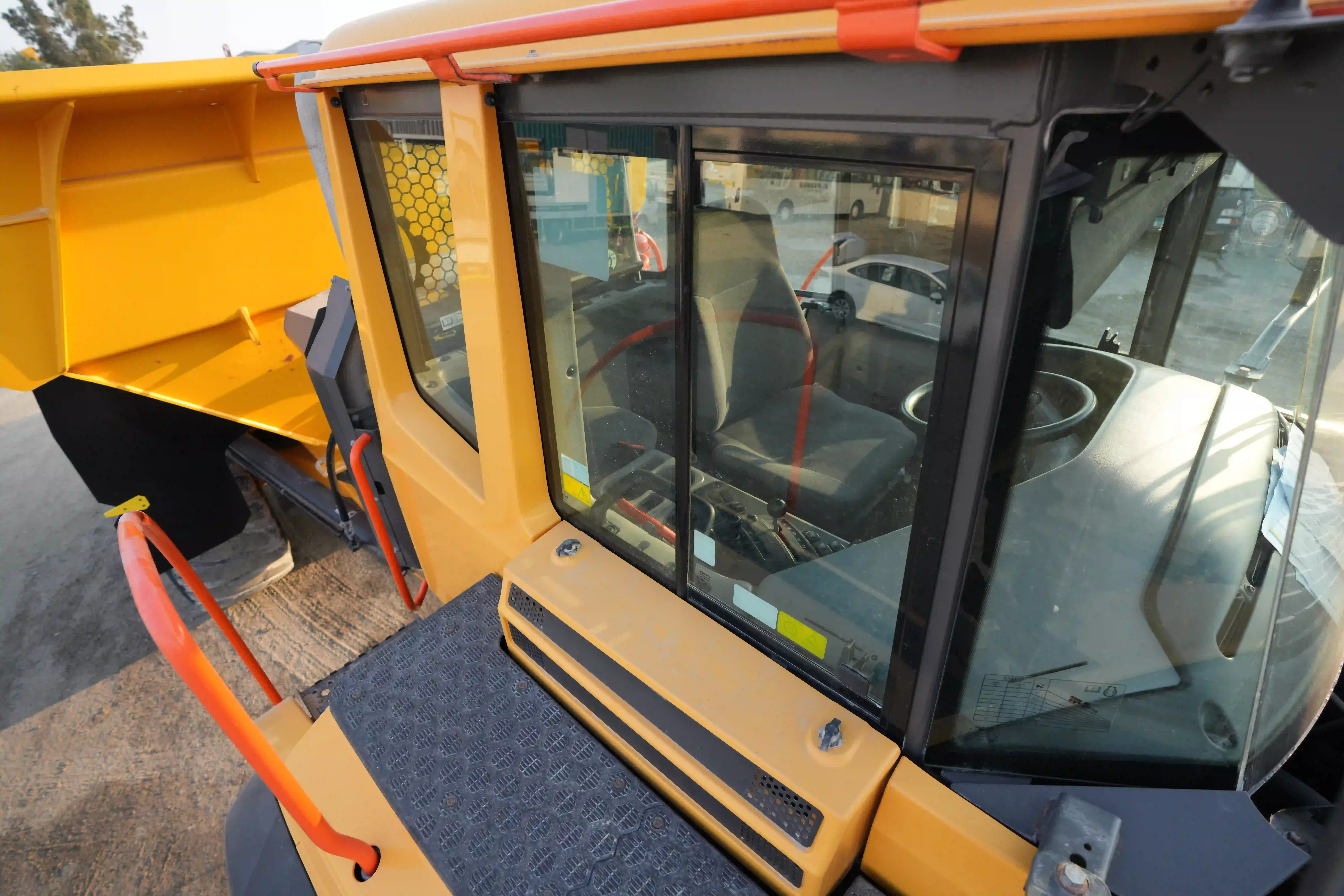 ADT-003-Volvo-A40G-articulated-dump-truck-inspection-safety-glass-1