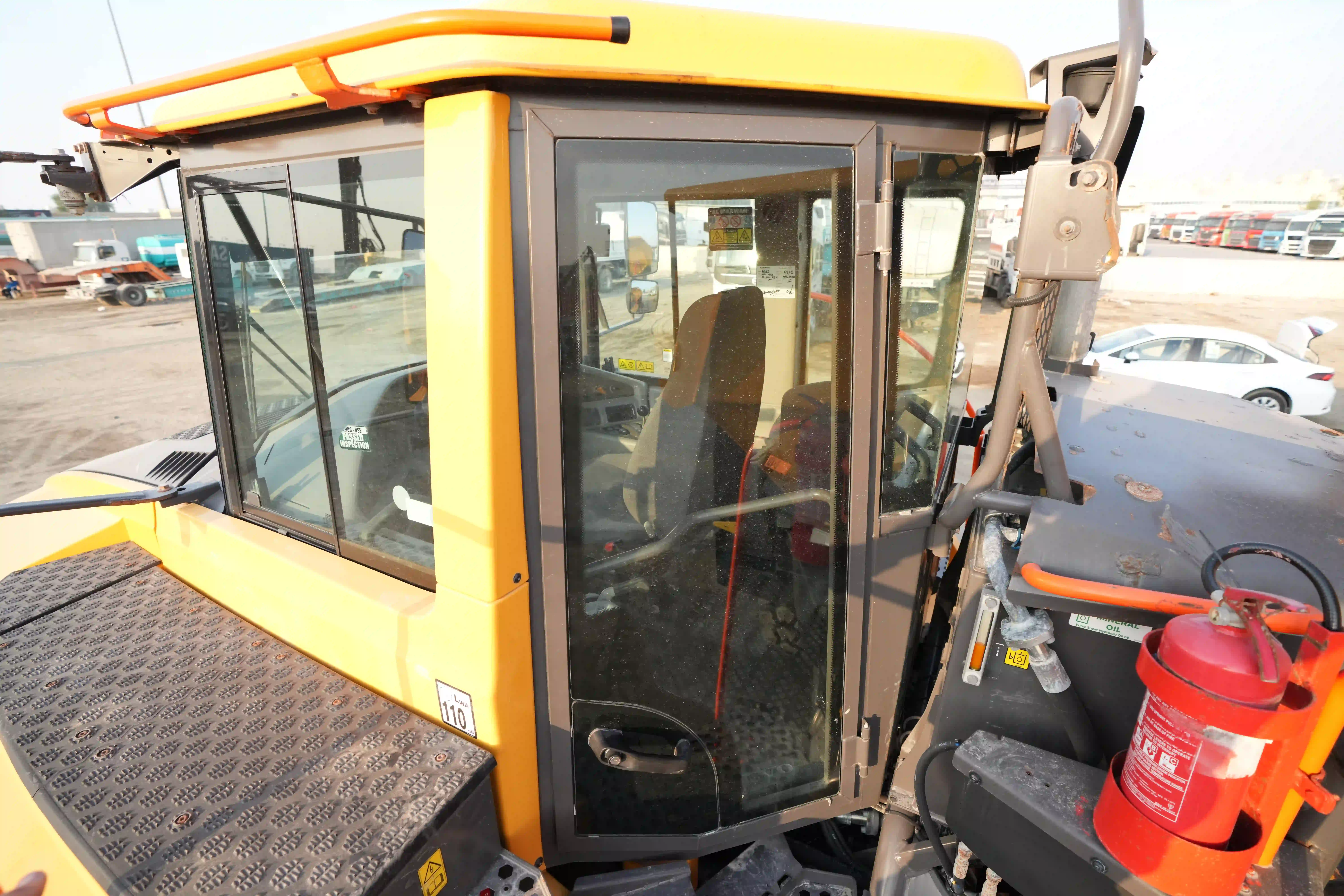 ADT-003-Volvo-A40G-articulated-dump-truck-inspection-safety-glass-2