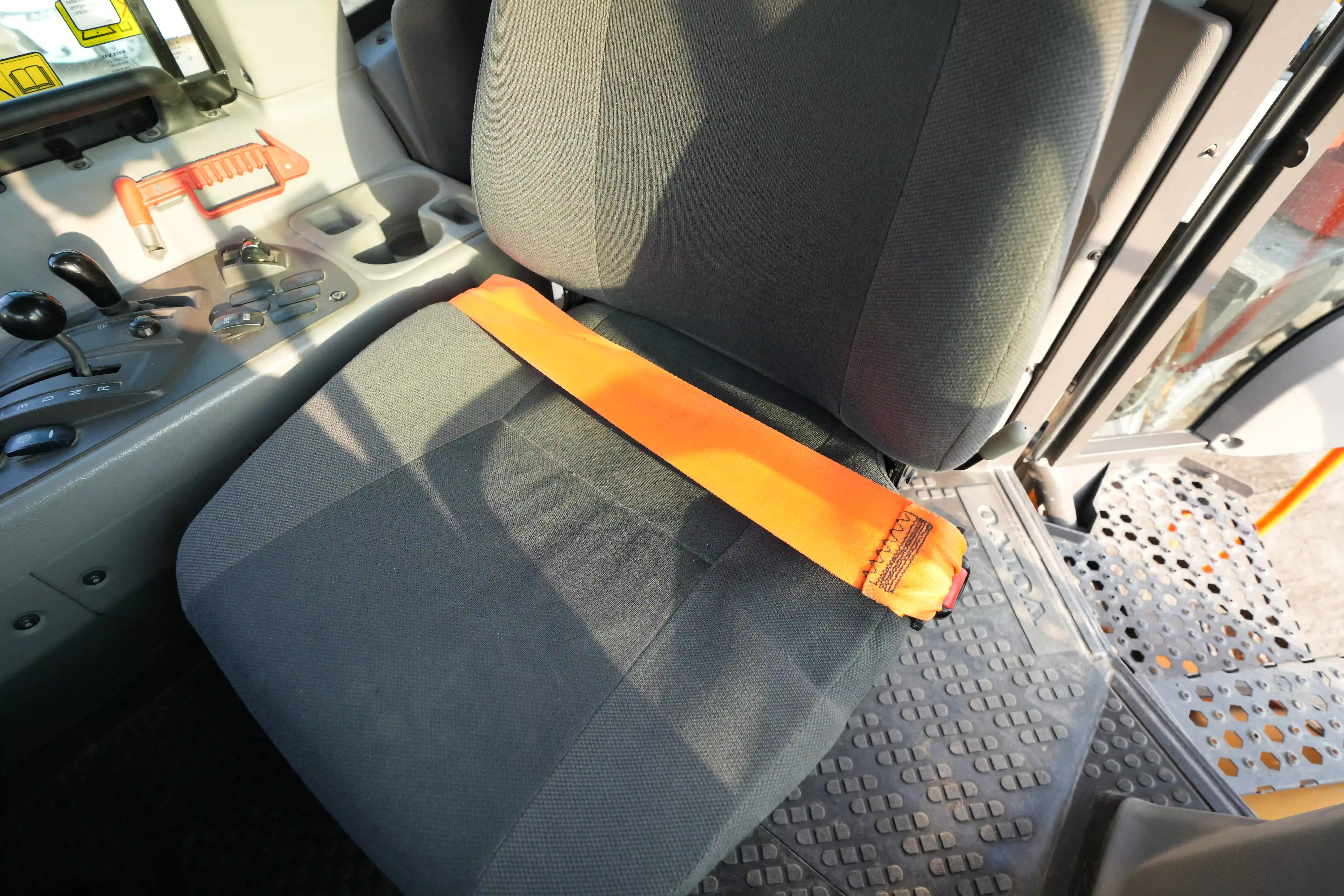 ADT-003-Volvo-A40G-articulated-dump-truck-inspection-safety-seat-belts-1
