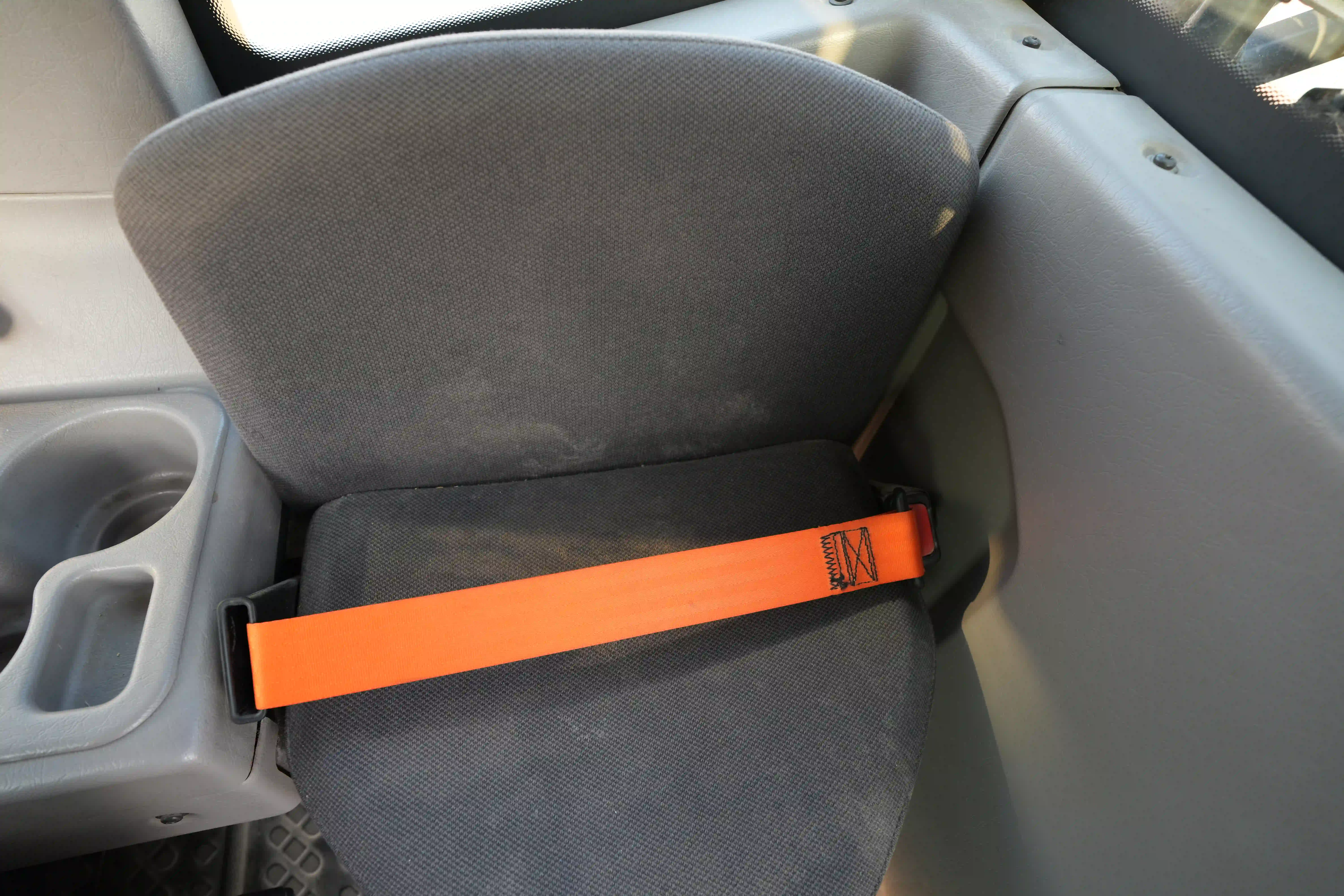ADT-003-Volvo-A40G-articulated-dump-truck-inspection-safety-seat-belts-3