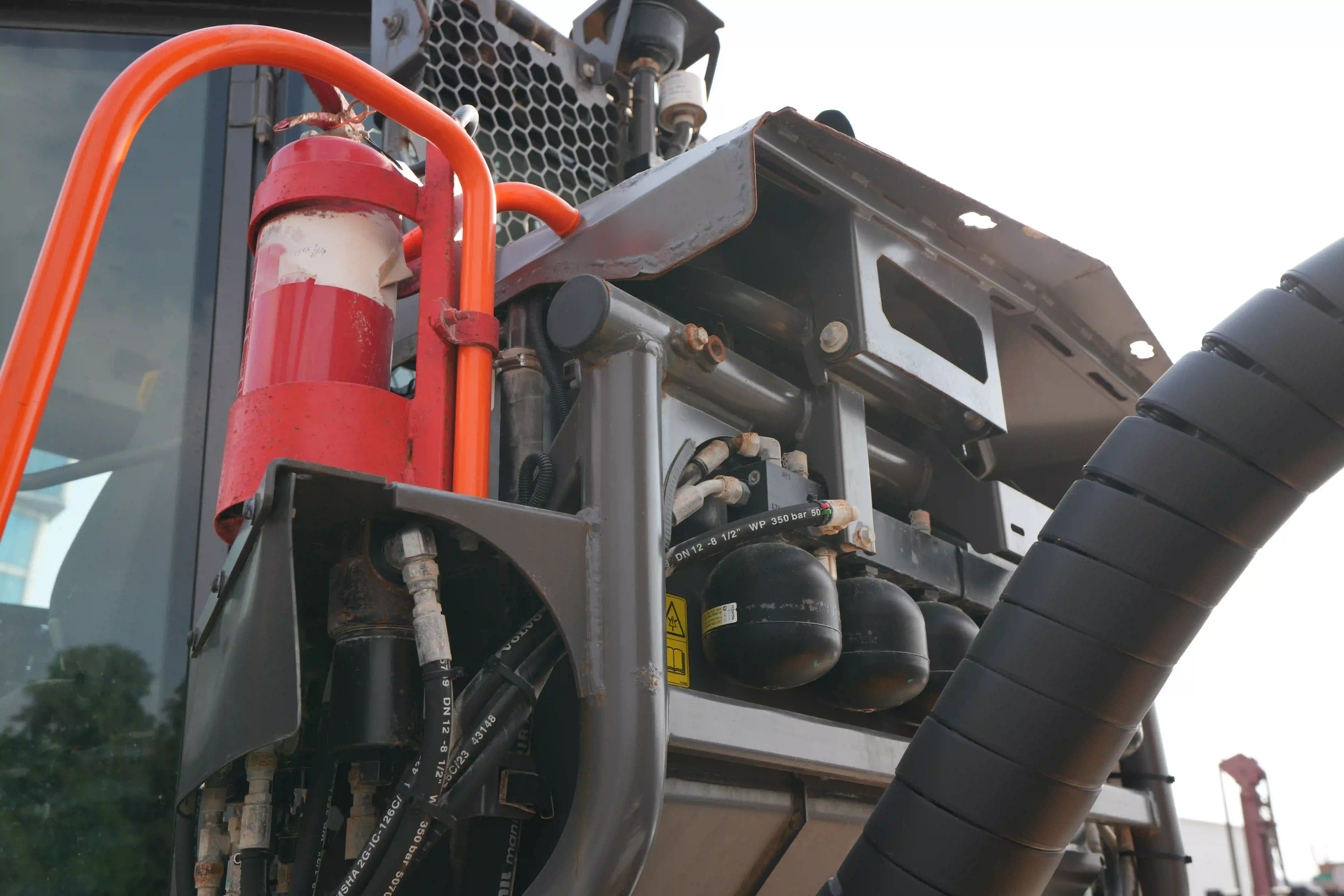 ADT-003-Volvo-A40G-articulated-dump-truck-inspection-hydraulics-hydraulic-tank-1