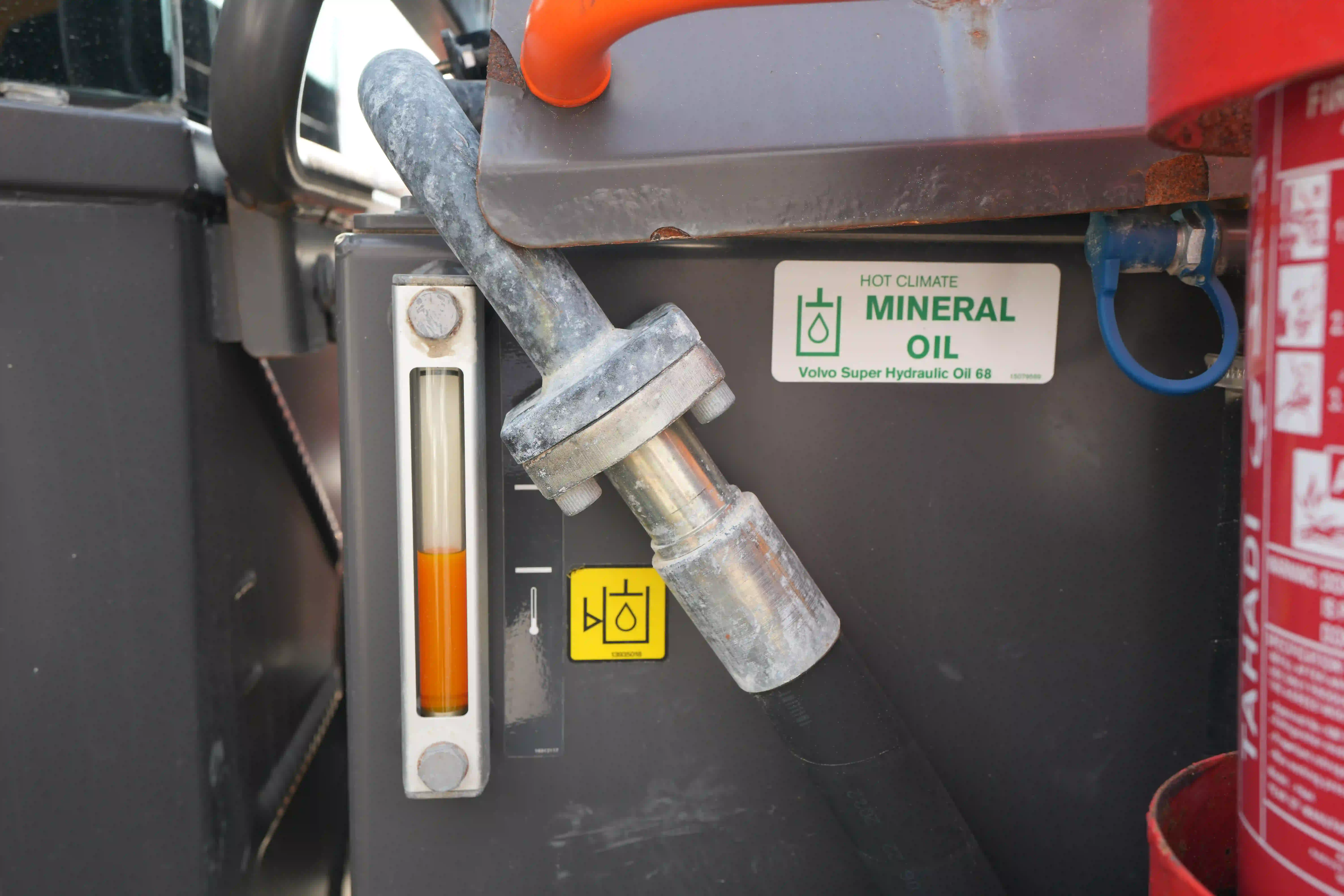 ADT-003-Volvo-A40G-articulated-dump-truck-inspection-hydraulics-hydraulic-tank-2