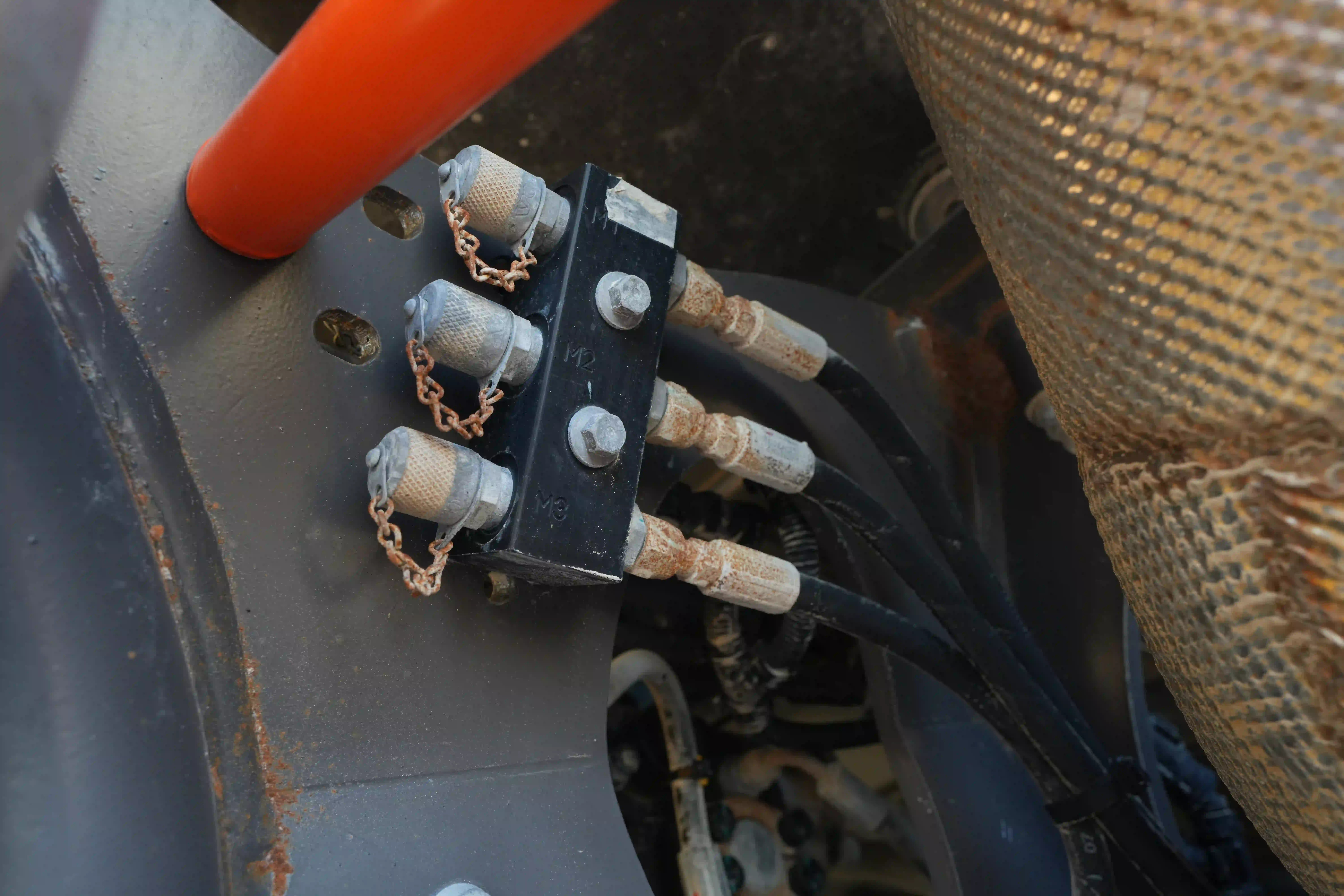 ADT-003-Volvo-A40G-articulated-dump-truck-inspection-hydraulics-hydraulic-hoses-and-lines-3