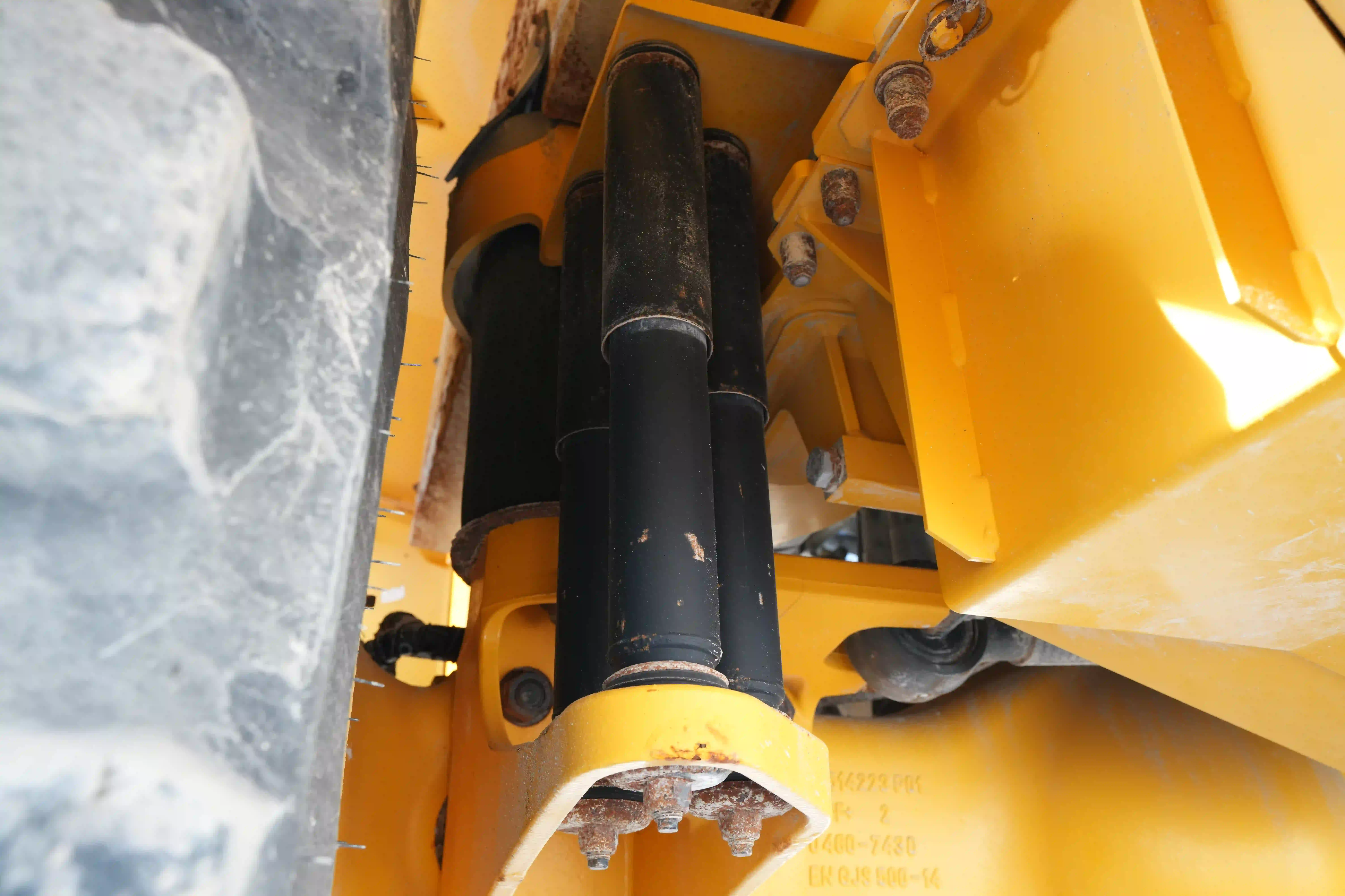 ADT-003-Volvo-A40G-articulated-dump-truck-inspection-hydraulics-suspension-shock-absorbers-1