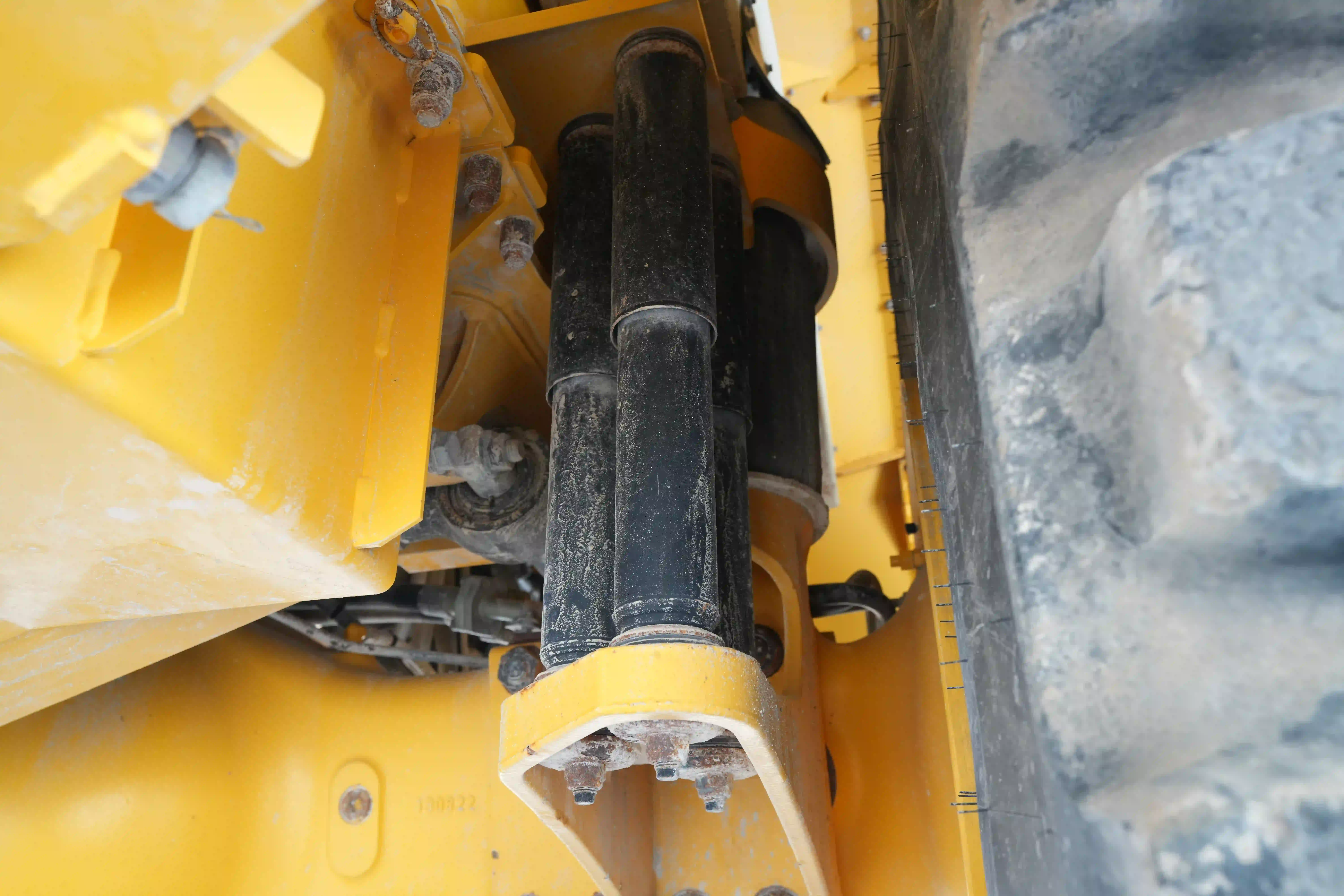 ADT-003-Volvo-A40G-articulated-dump-truck-inspection-hydraulics-suspension-shock-absorbers-2