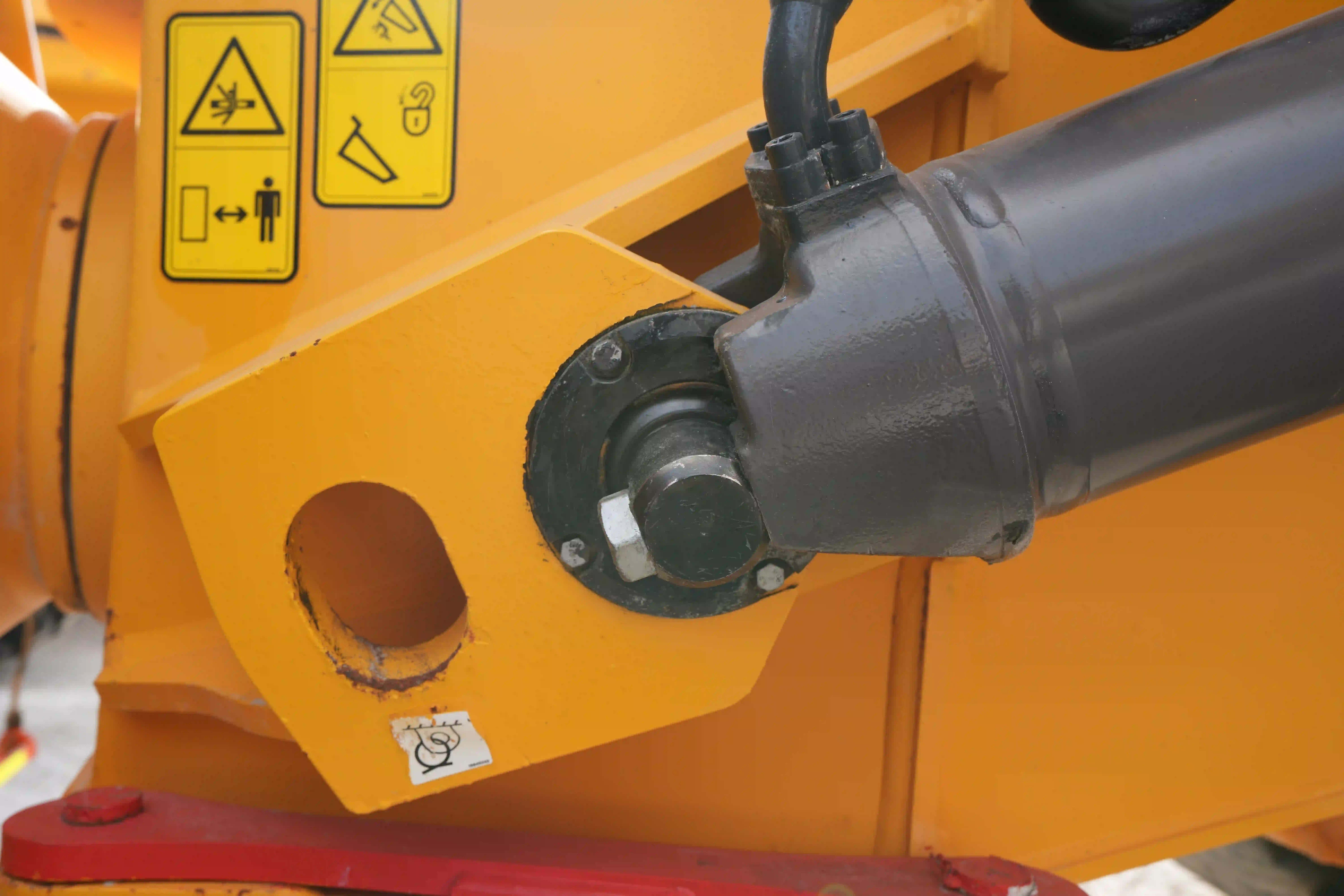 ADT-003-Volvo-A40G-articulated-dump-truck-inspection-hydraulics-dump-box-lift-cylinder-1