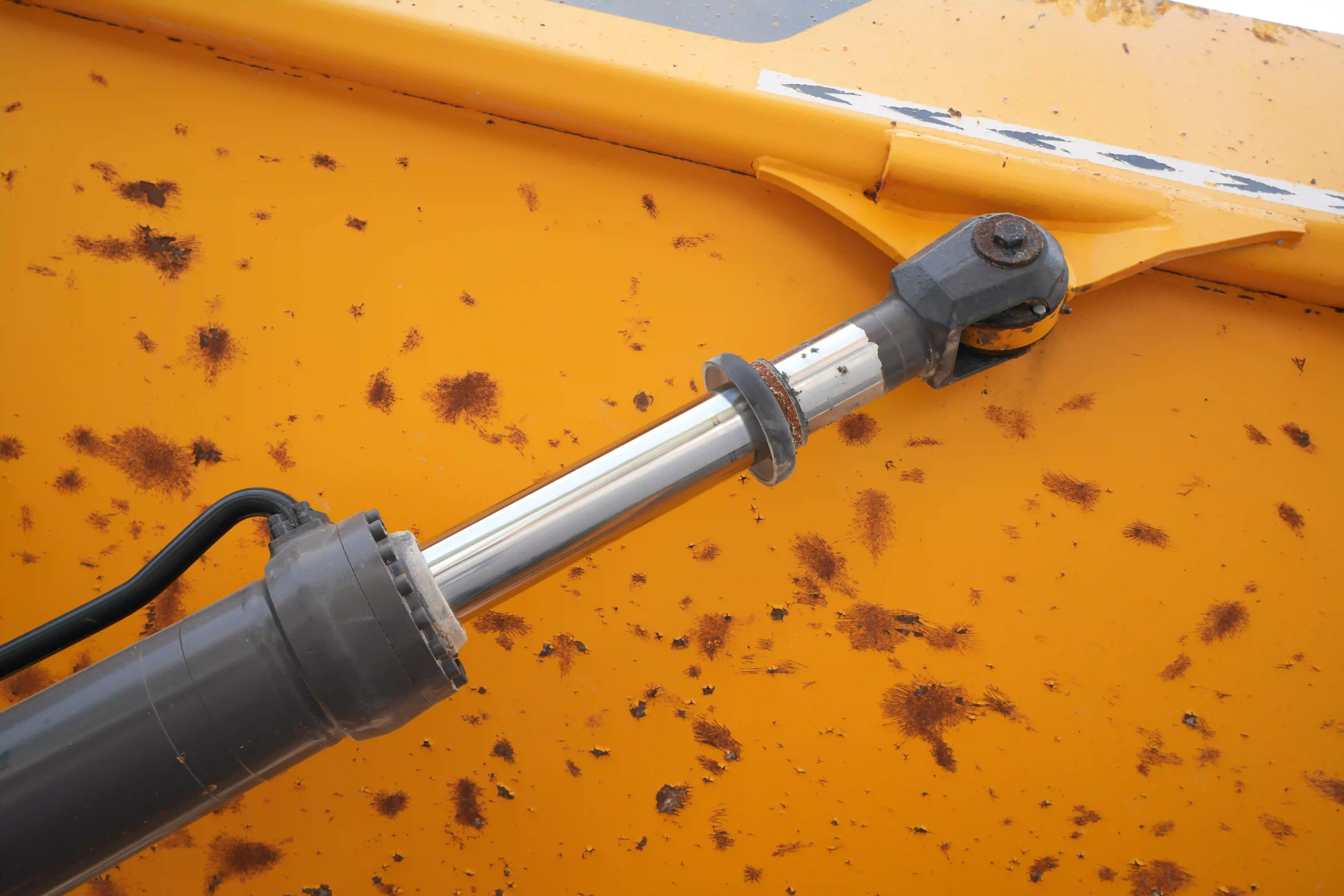ADT-003-Volvo-A40G-articulated-dump-truck-inspection-hydraulics-dump-box-lift-cylinder-2