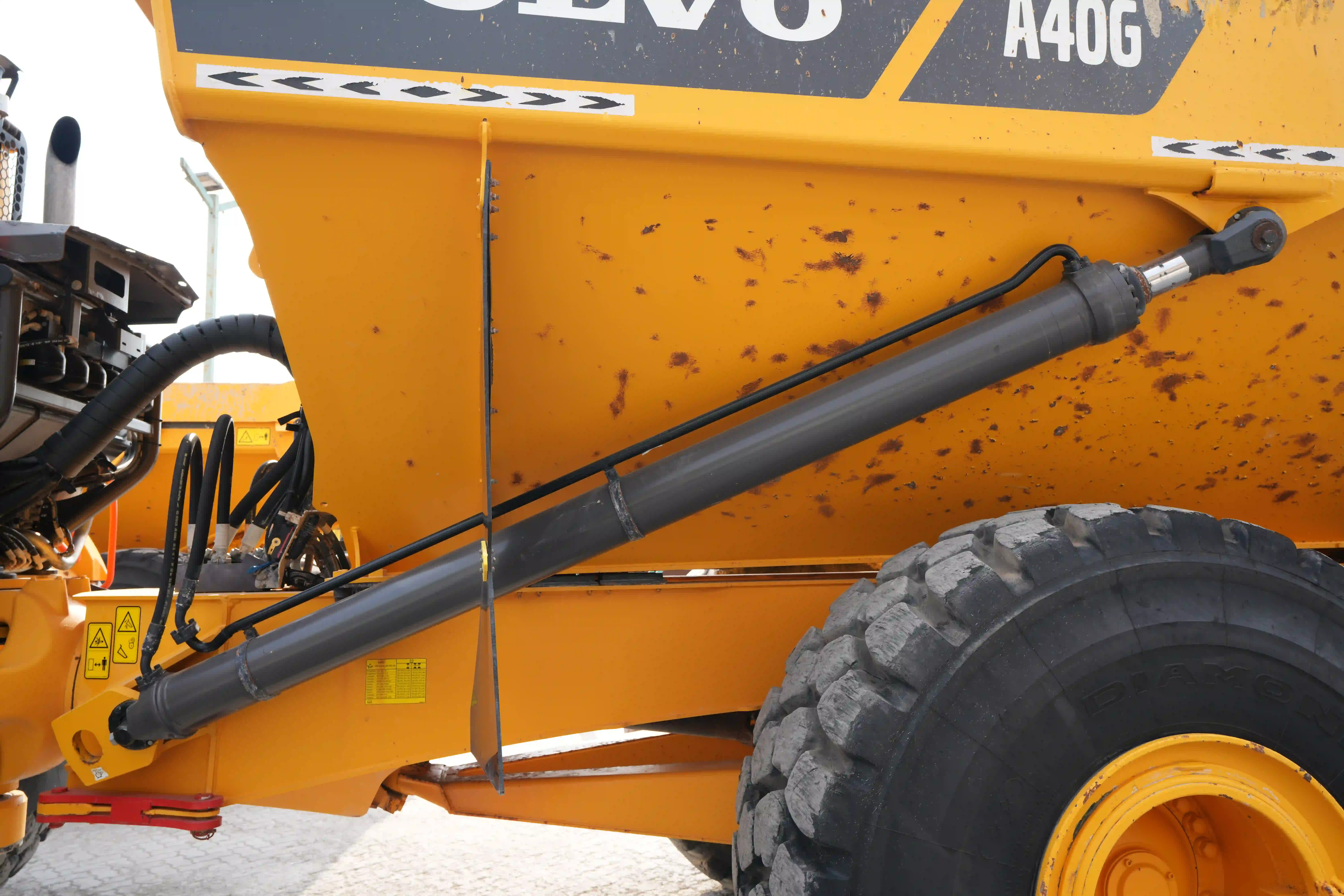 ADT-003-Volvo-A40G-articulated-dump-truck-inspection-hydraulics-dump-box-lift-cylinder-4