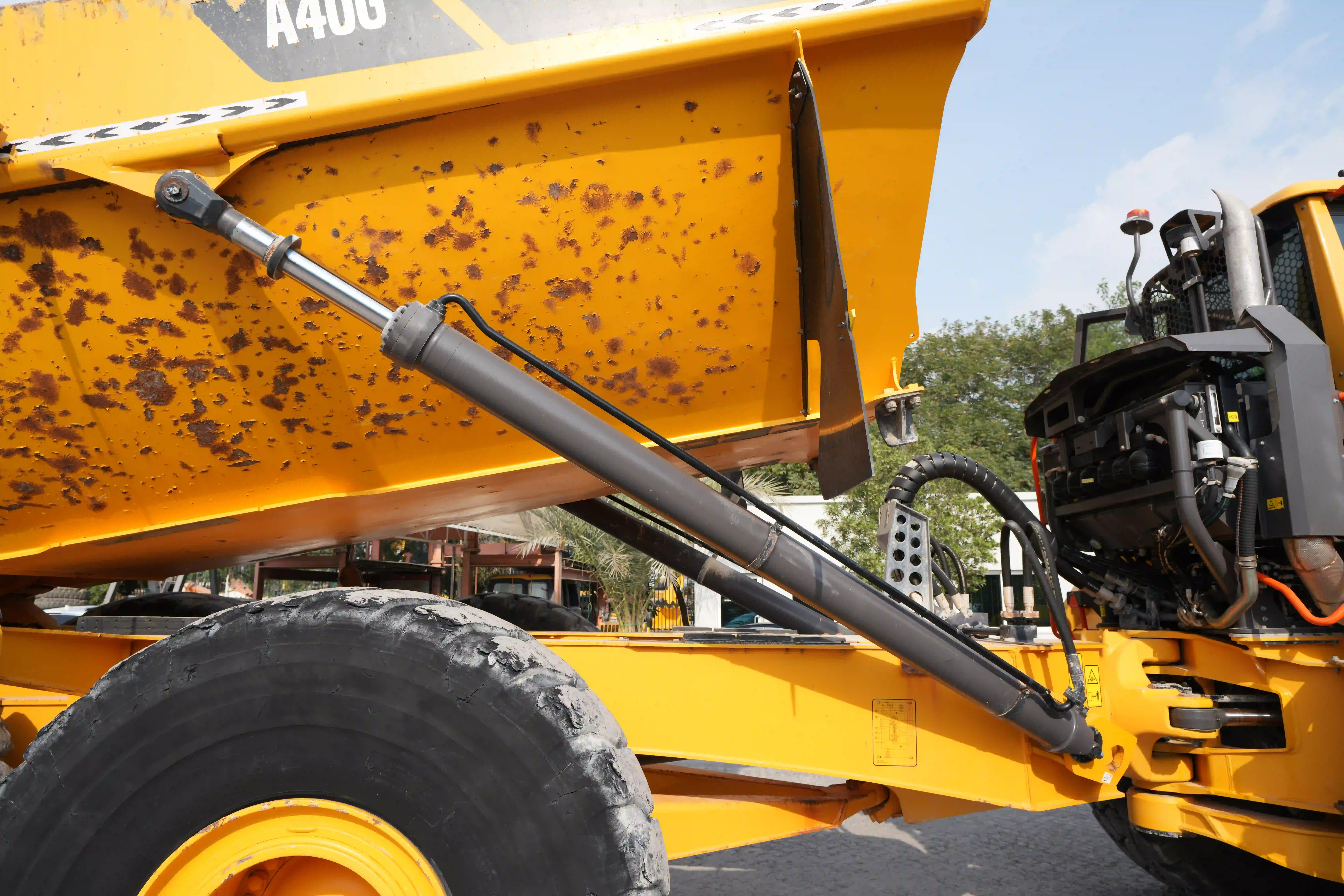 ADT-003-Volvo-A40G-articulated-dump-truck-inspection-hydraulics-dump-box-lift-cylinder-6