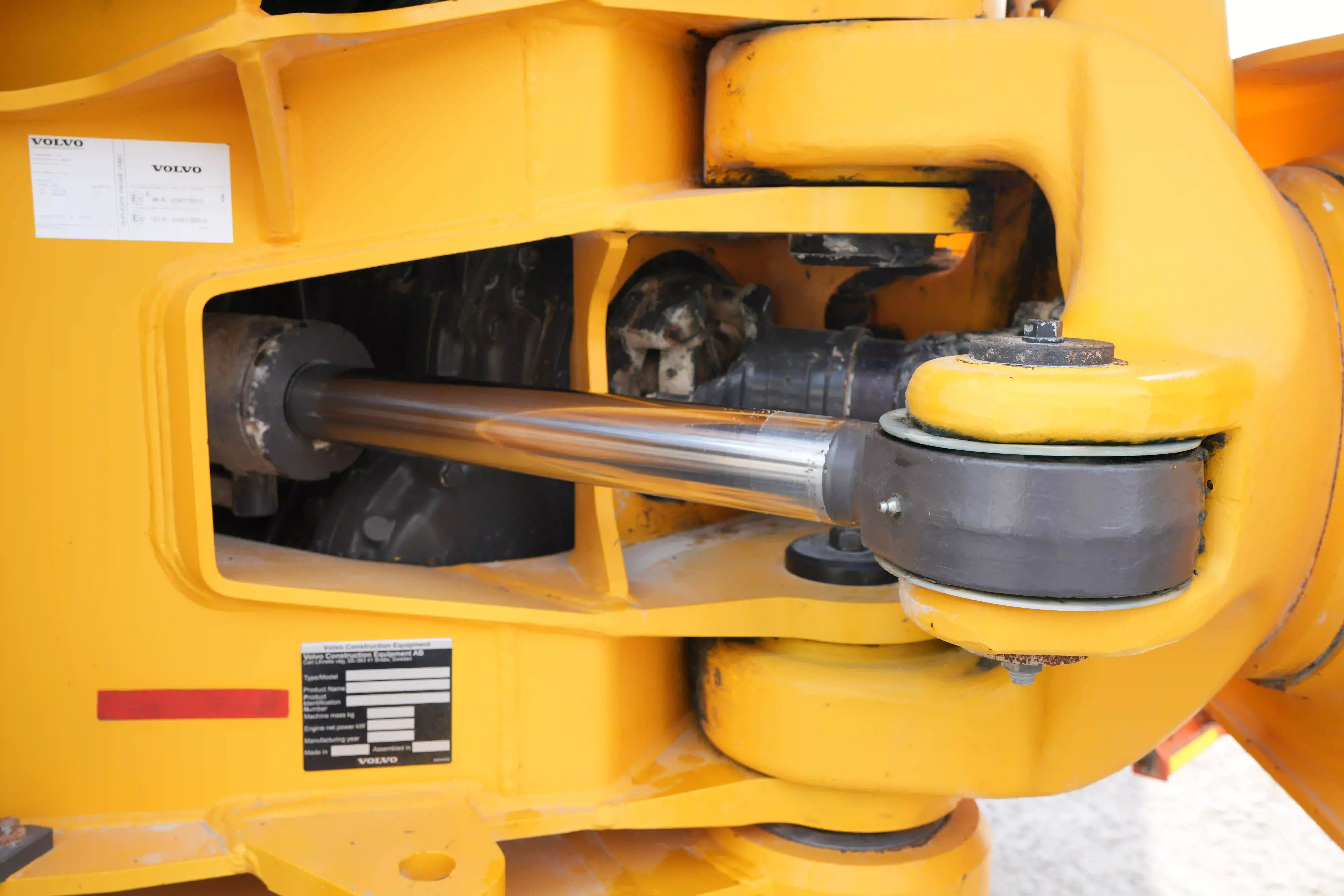 ADT-003-Volvo-A40G-articulated-dump-truck-inspection-hydraulics-steering-cylinders-1