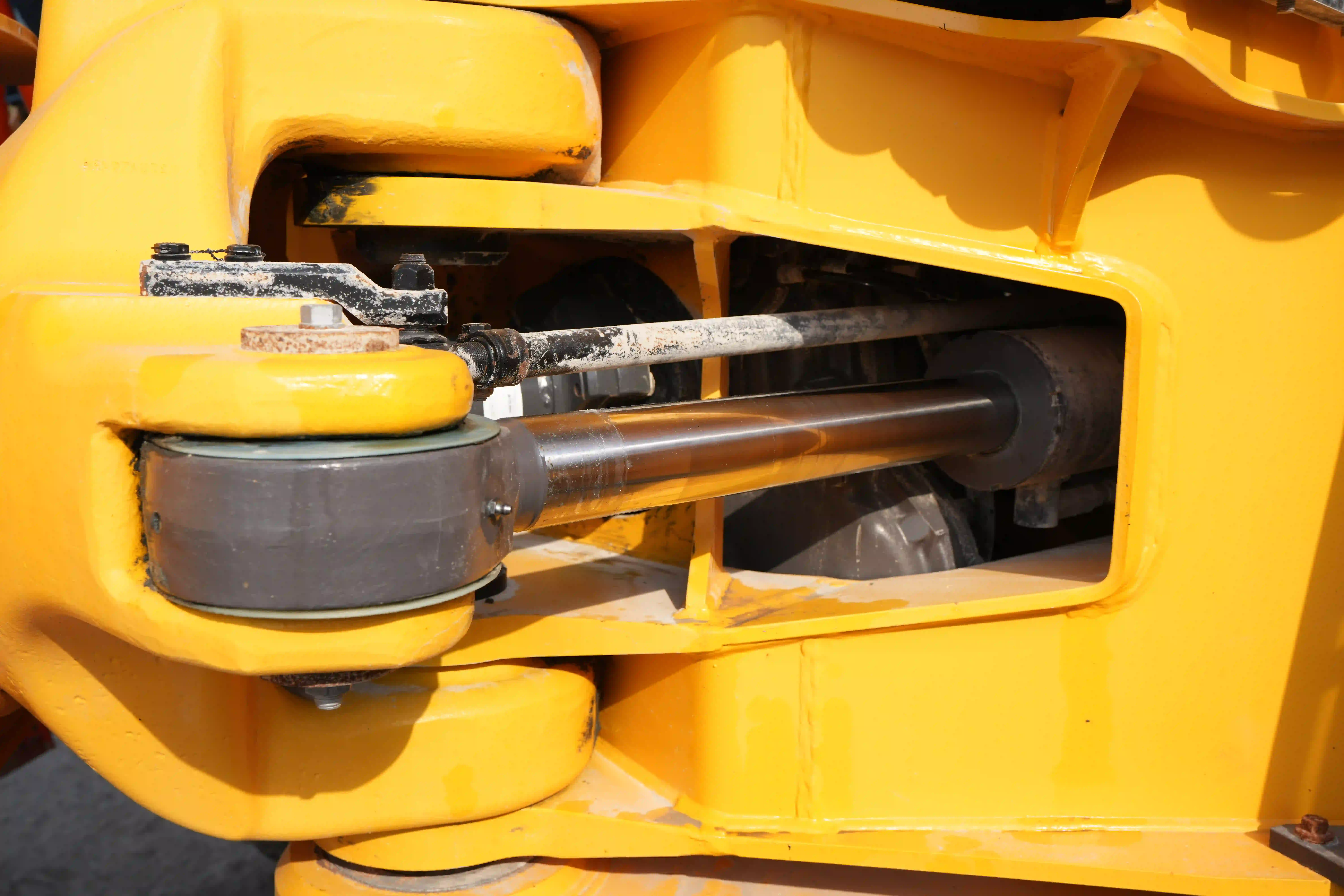 ADT-003-Volvo-A40G-articulated-dump-truck-inspection-hydraulics-steering-cylinders-2