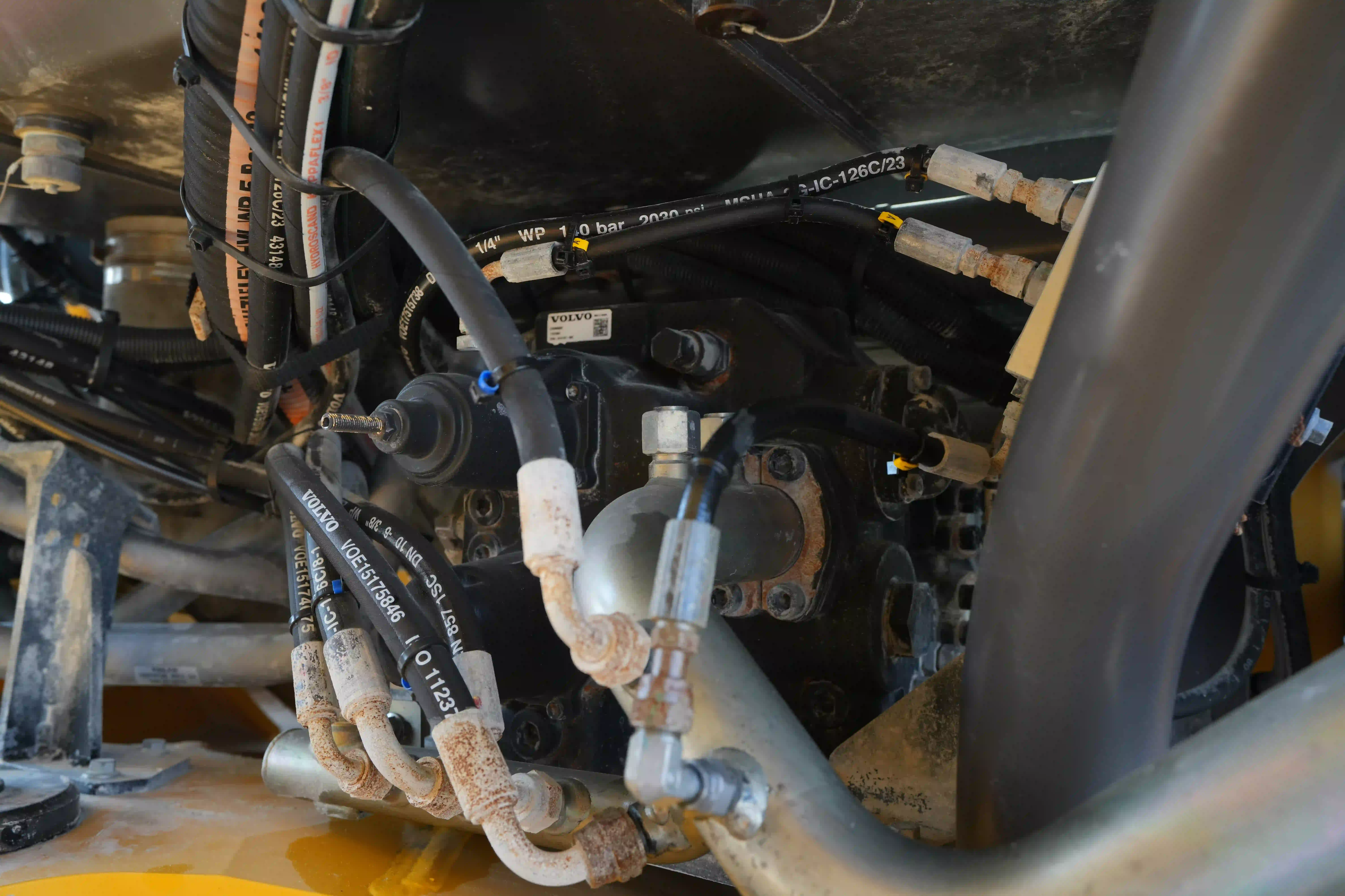 ADT-003-Volvo-A40G-articulated-dump-truck-inspection-hydraulics-main-control-valve-MCV