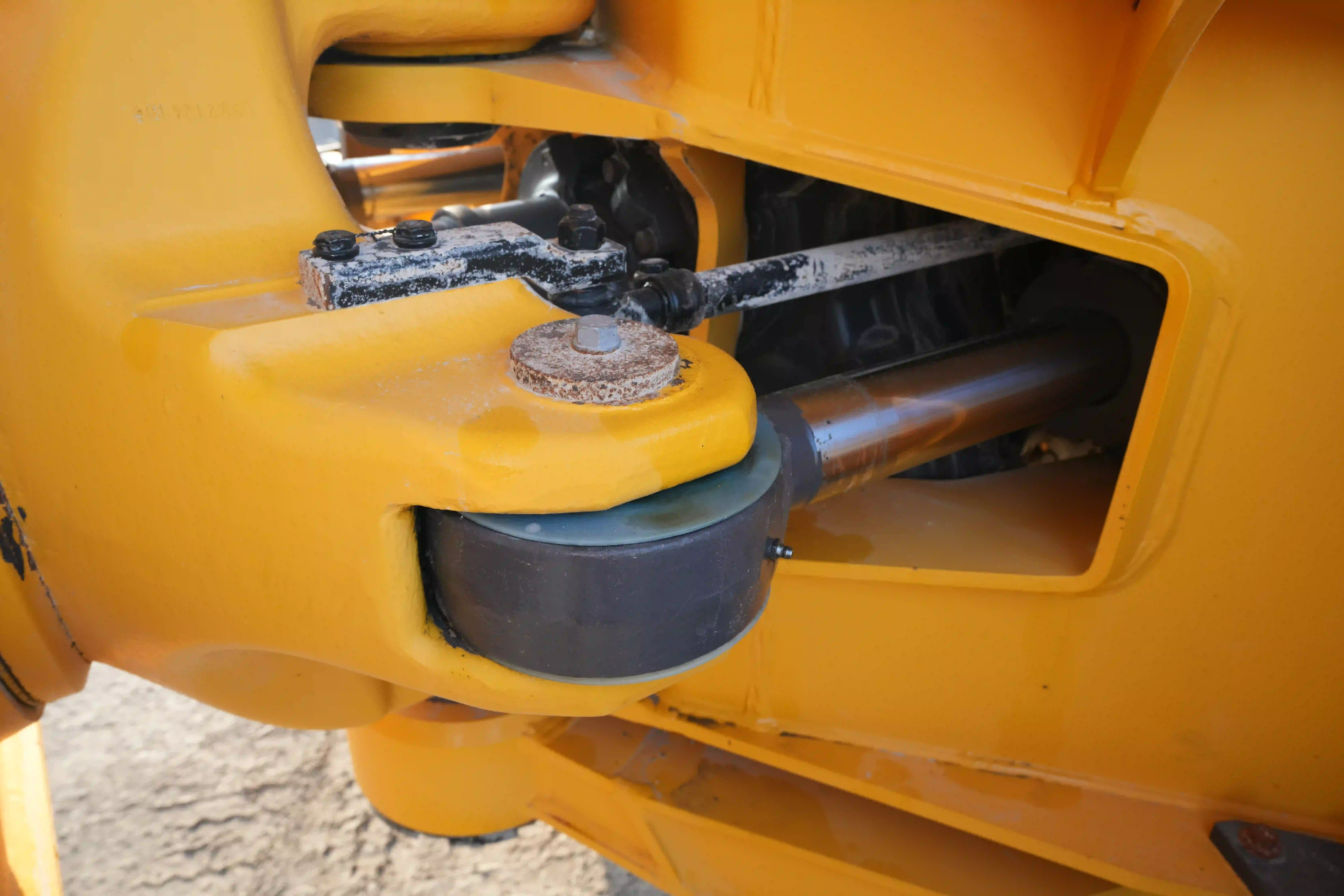 ADT-003-Volvo-A40G-articulated-dump-truck-inspection-hydraulics-hydraulic-pins-locks-2