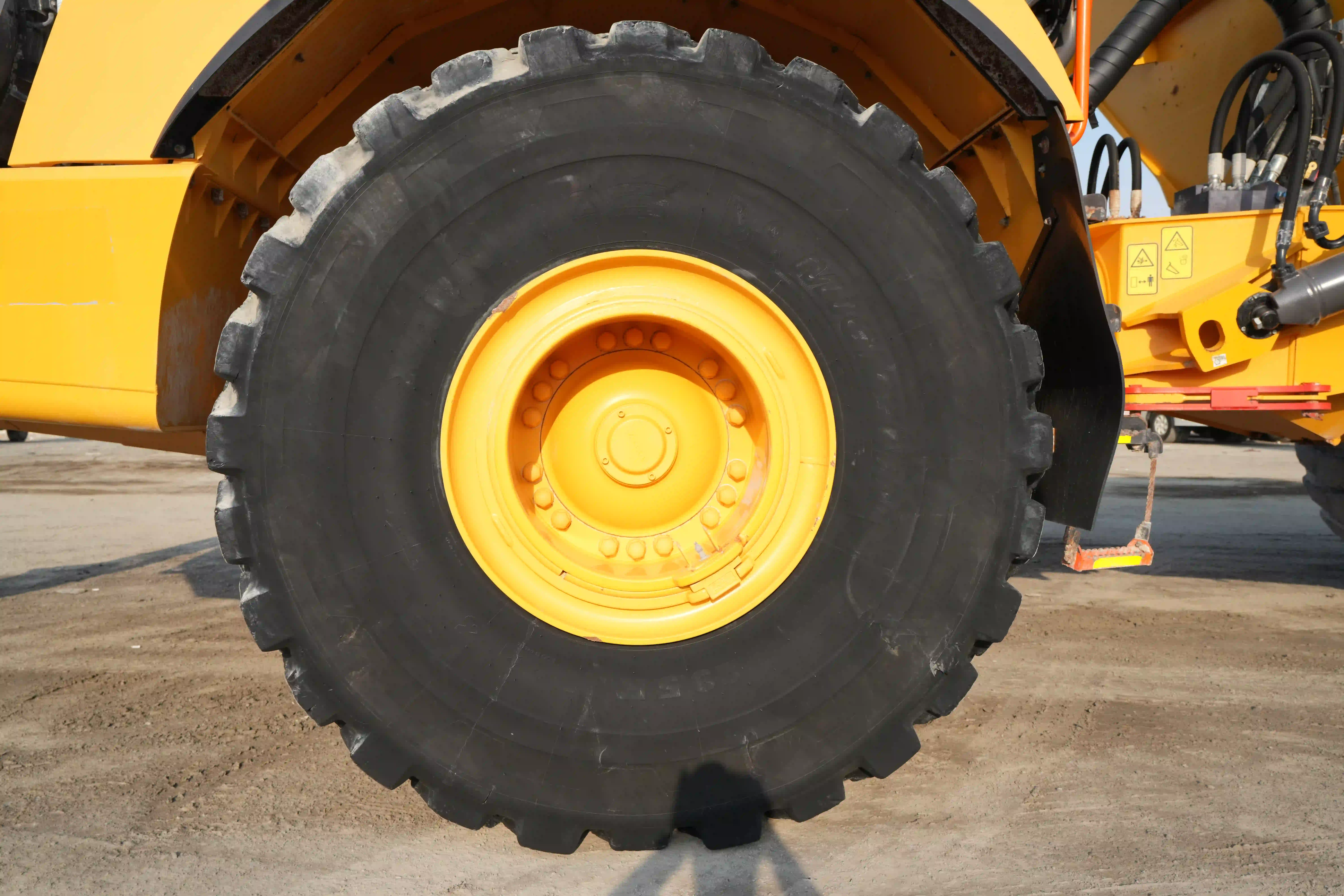 ADT-003-Volvo-A40G-articulated-dump-truck-inspection-chassis-left-front-tire-wheel-hub-condition-3