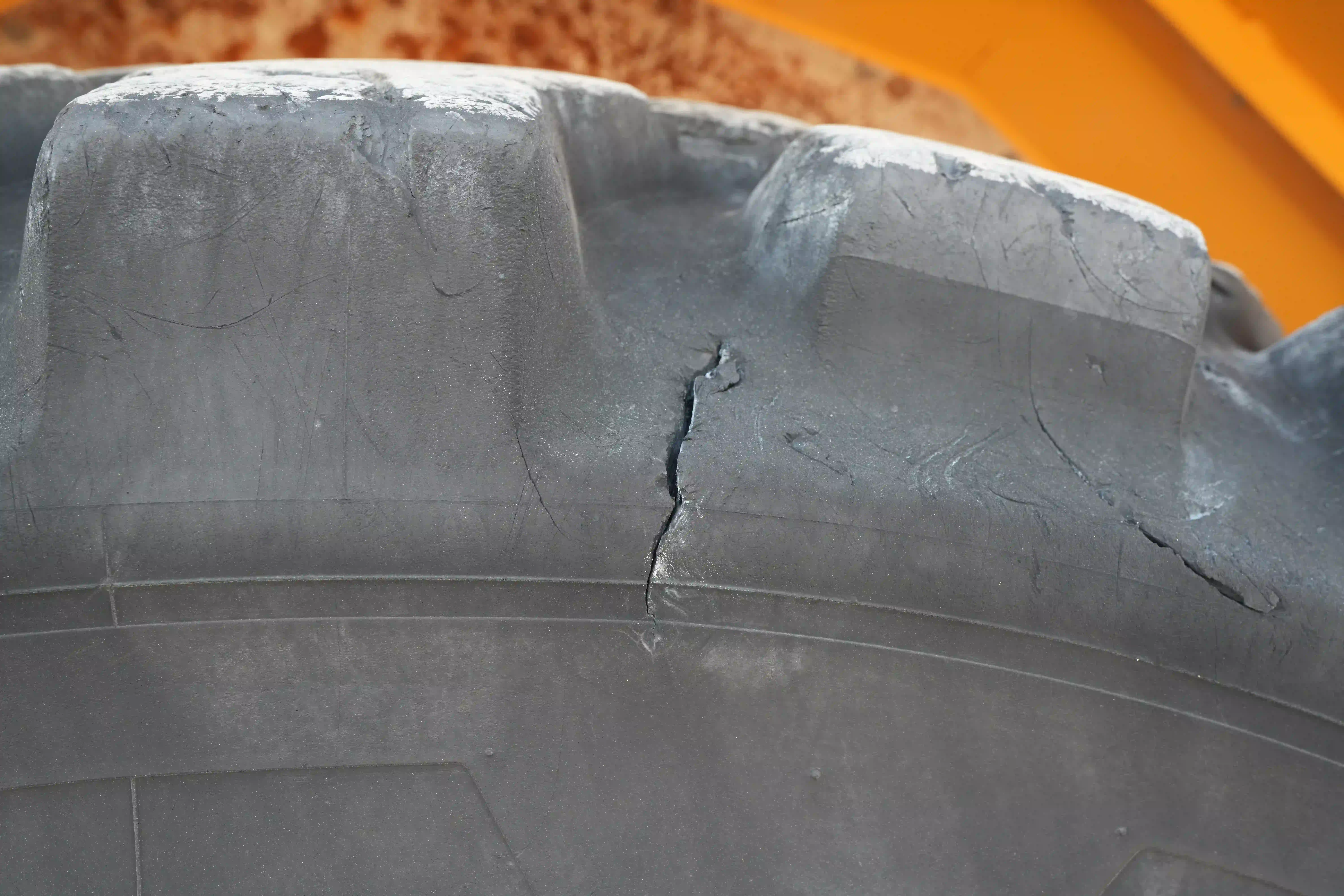 ADT-003-Volvo-A40G-articulated-dump-truck-inspection-chassis-right-front-tire-wheel-hub-condition-1