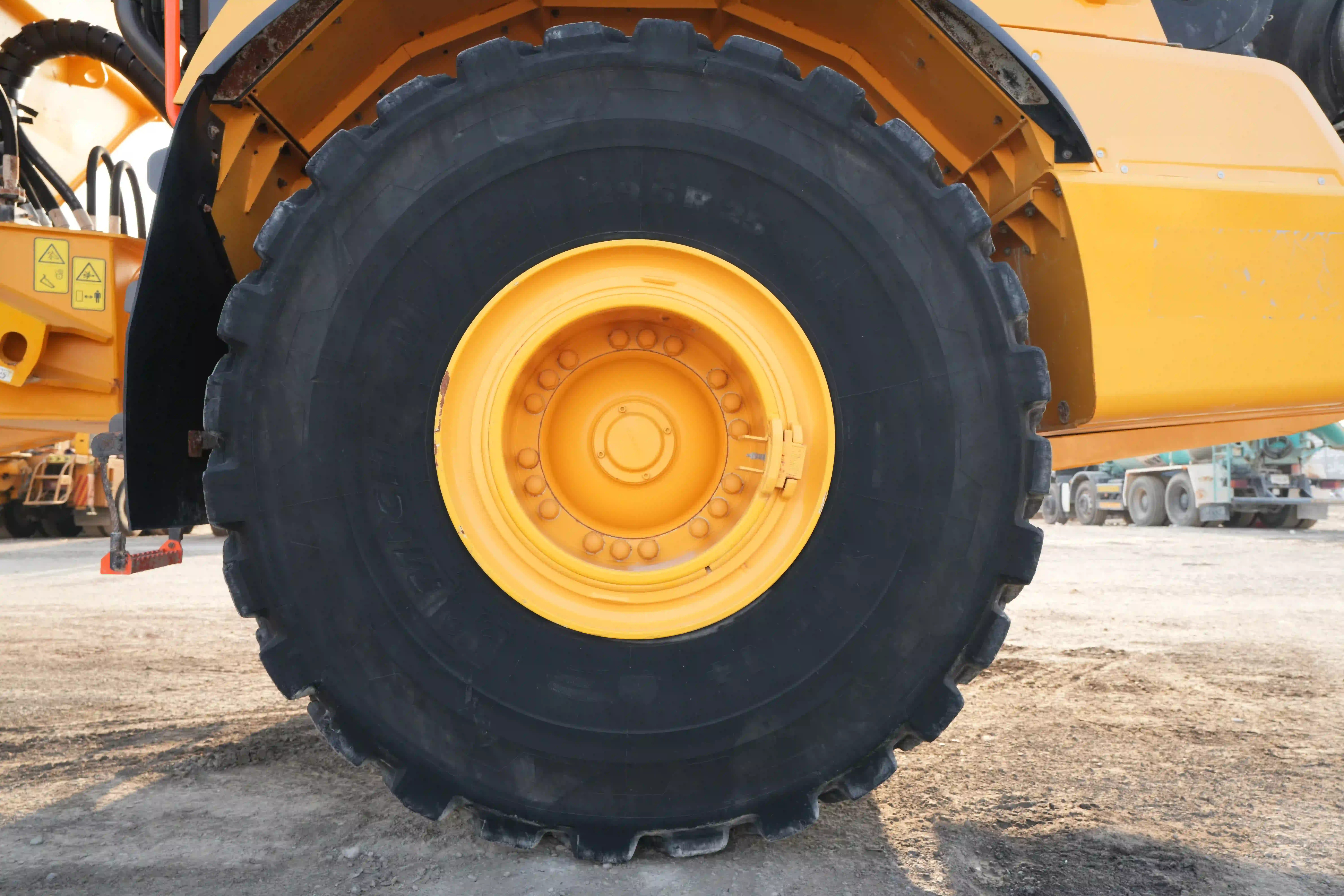 ADT-003-Volvo-A40G-articulated-dump-truck-inspection-chassis-right-front-tire-wheel-hub-condition-2