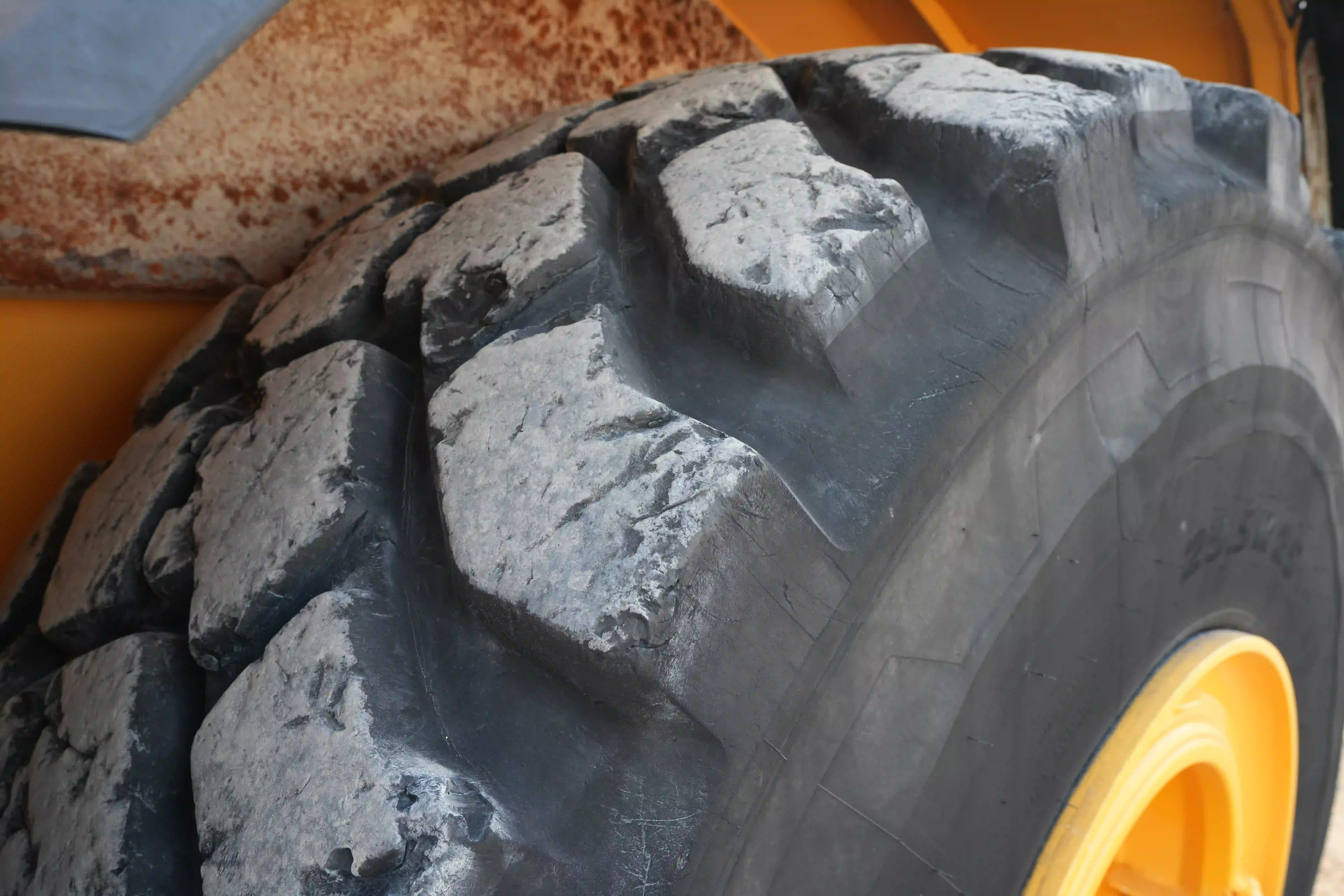 ADT-003-Volvo-A40G-articulated-dump-truck-inspection-chassis-right-front-tire-wheel-hub-condition-3