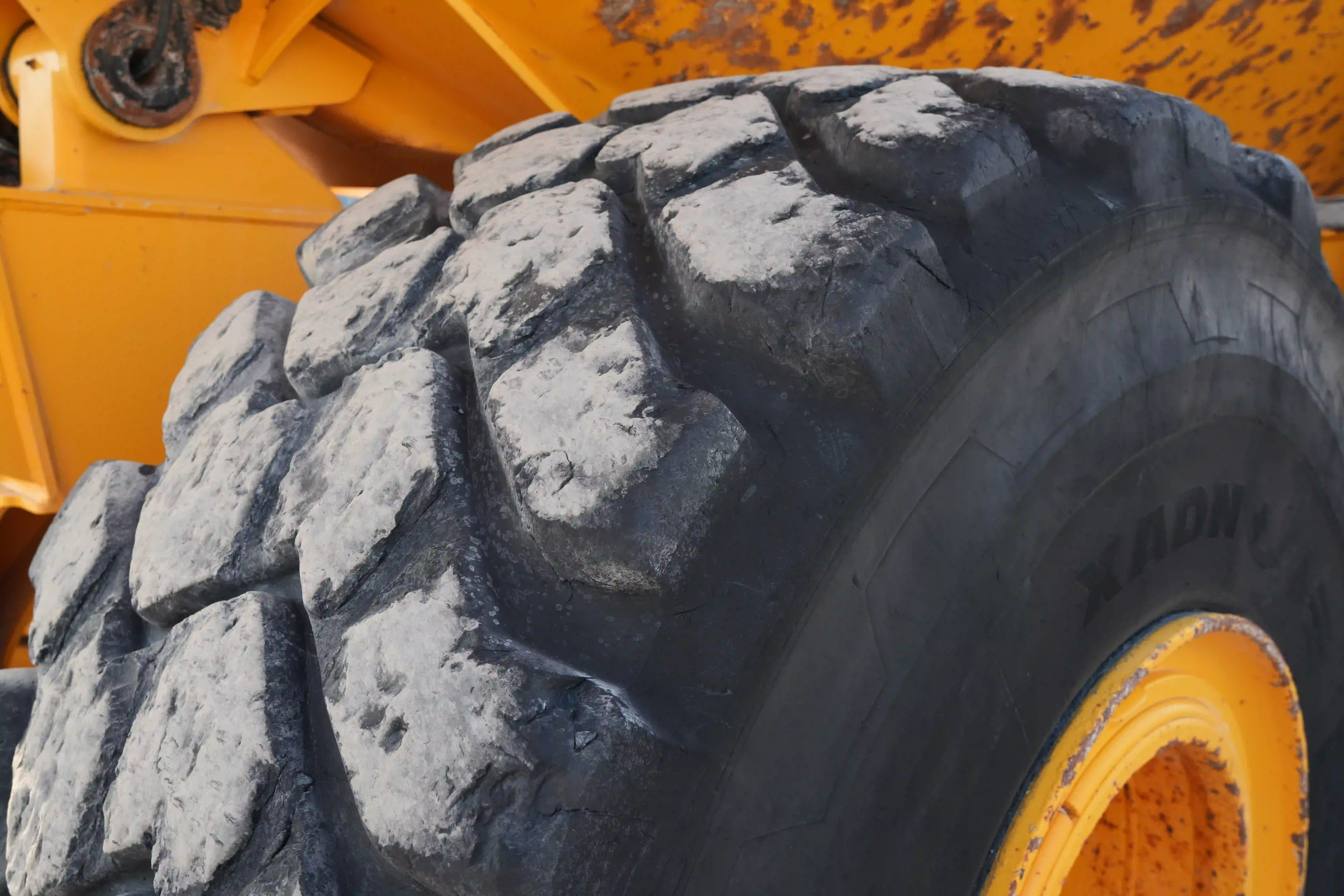 ADT-003-Volvo-A40G-articulated-dump-truck-inspection-chassis-right-rear-tire-wheel-hub-condition-1