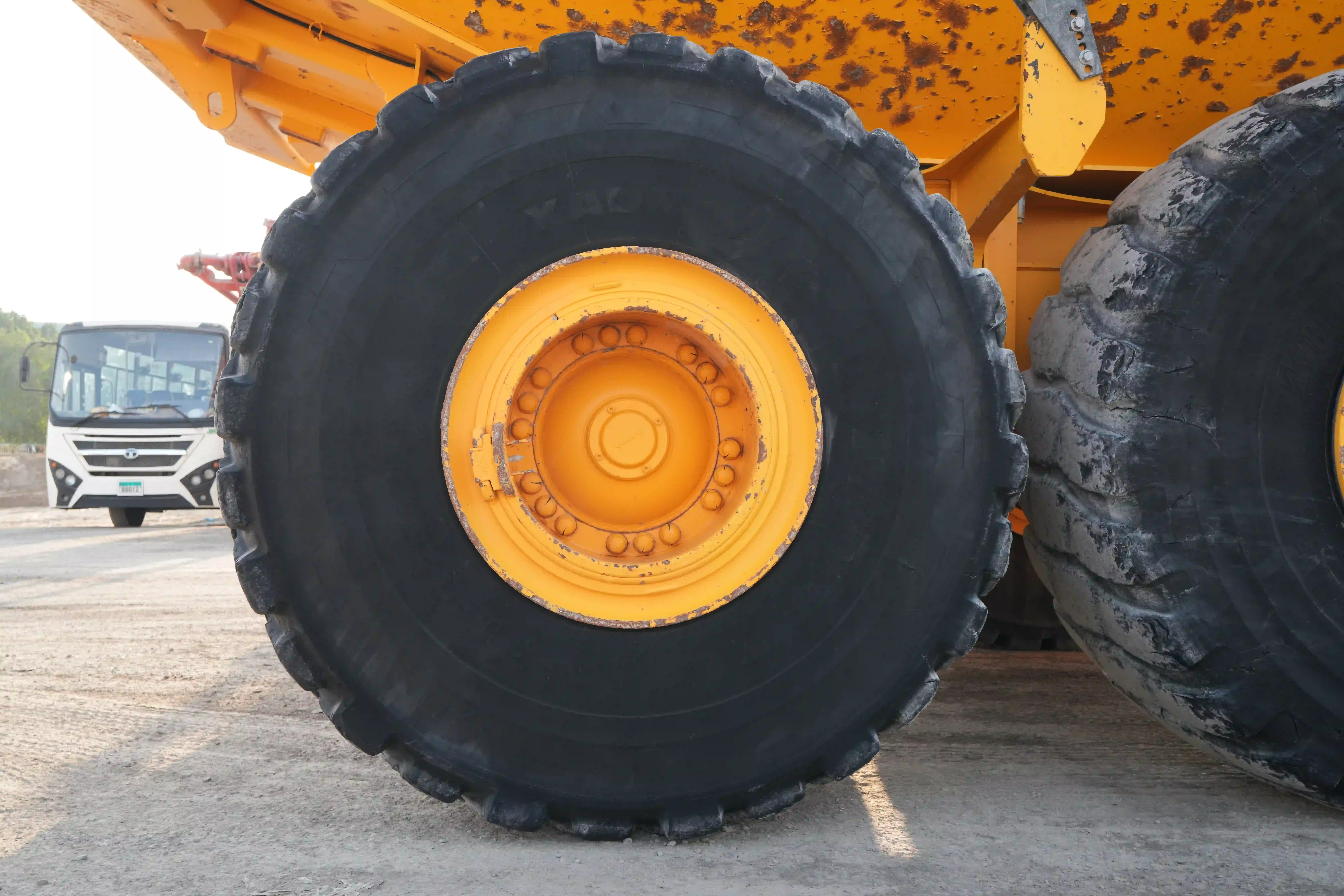 ADT-003-Volvo-A40G-articulated-dump-truck-inspection-chassis-right-rear-tire-wheel-hub-condition-2