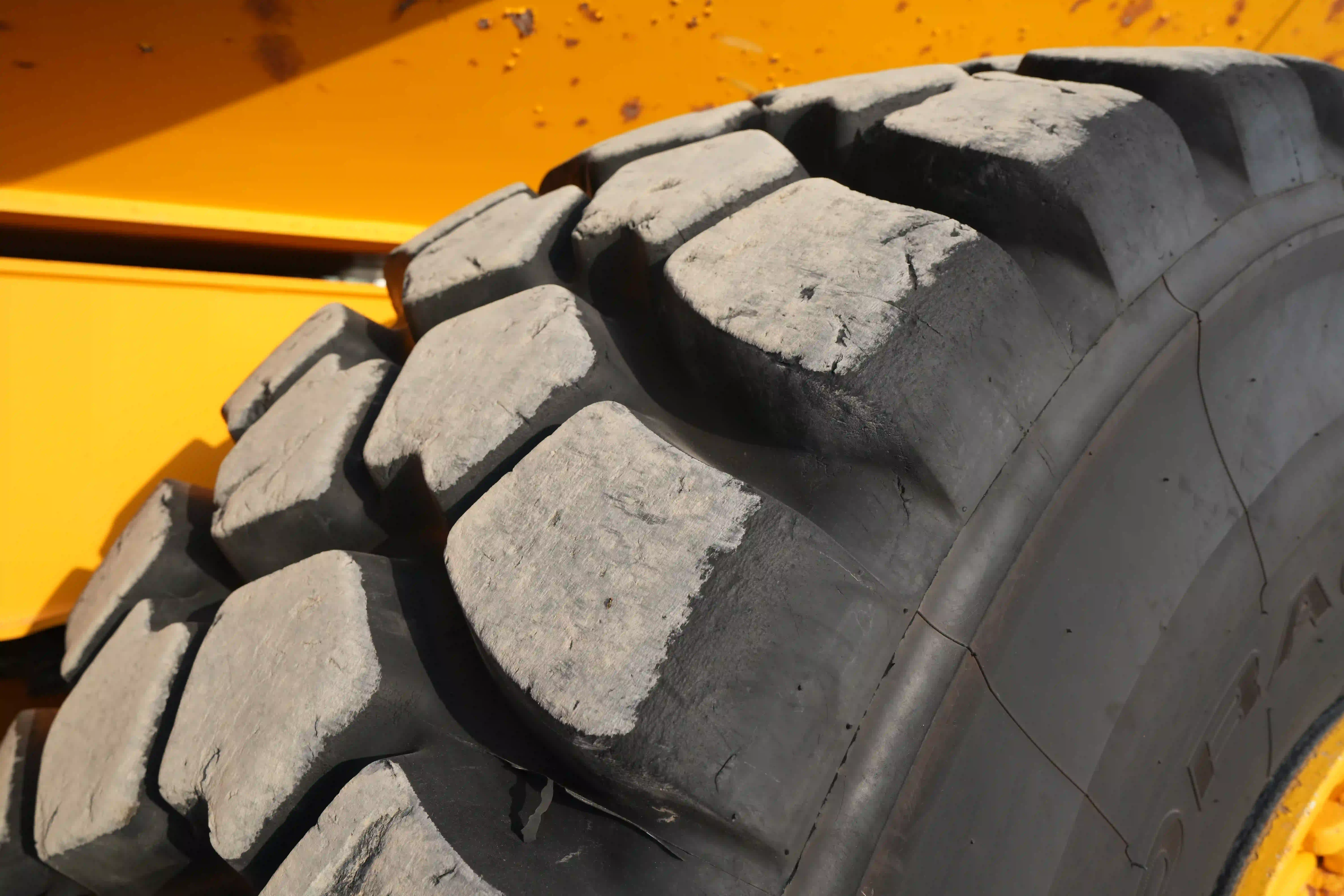 ADT-003-Volvo-A40G-articulated-dump-truck-inspection-chassis-left-center-tire-wheel-hub-condition-1