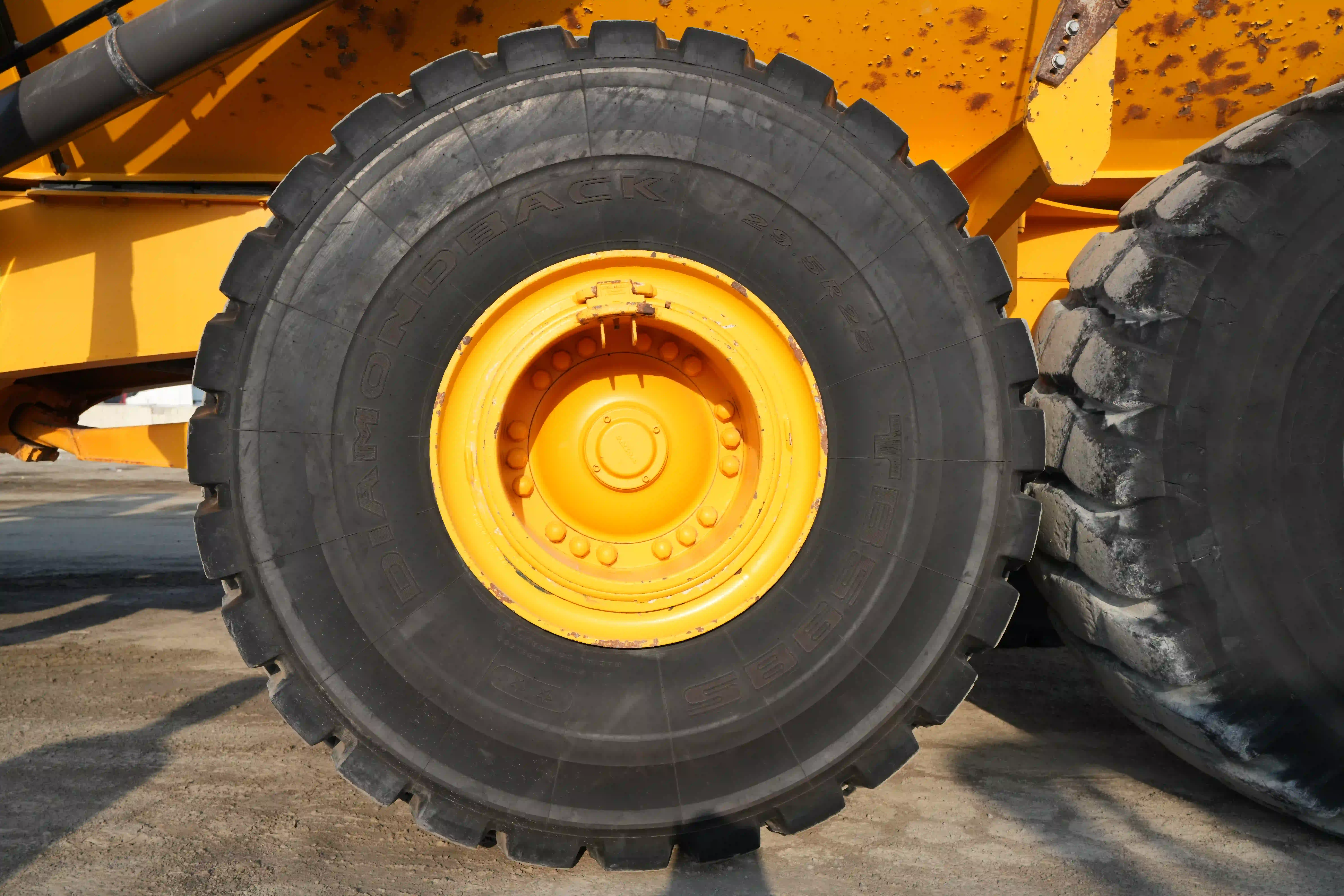 ADT-003-Volvo-A40G-articulated-dump-truck-inspection-chassis-left-center-tire-wheel-hub-condition-2