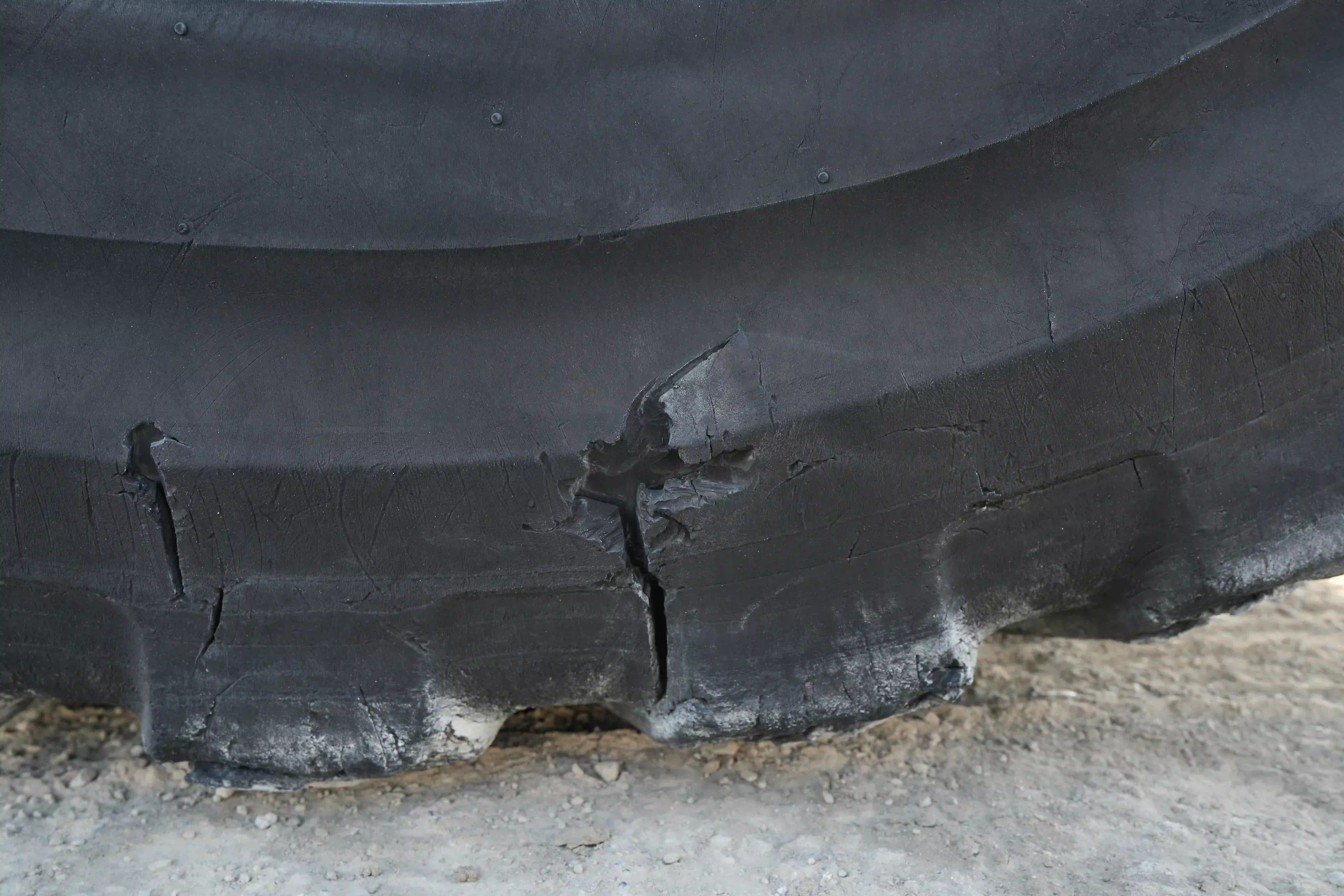ADT-003-Volvo-A40G-articulated-dump-truck-inspection-chassis-right-center-tire-wheel-hub-condition-1