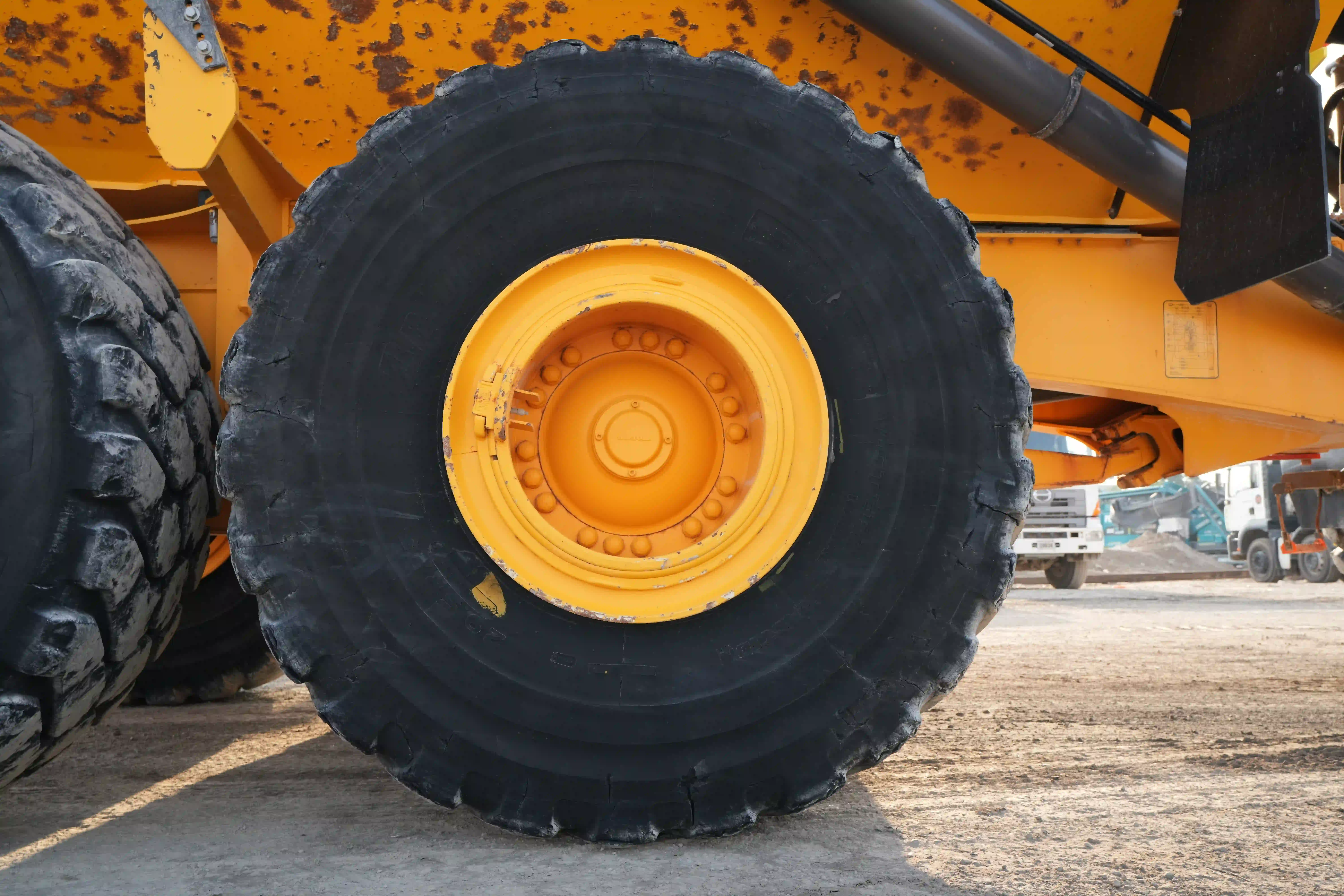 ADT-003-Volvo-A40G-articulated-dump-truck-inspection-chassis-right-center-tire-wheel-hub-condition-2