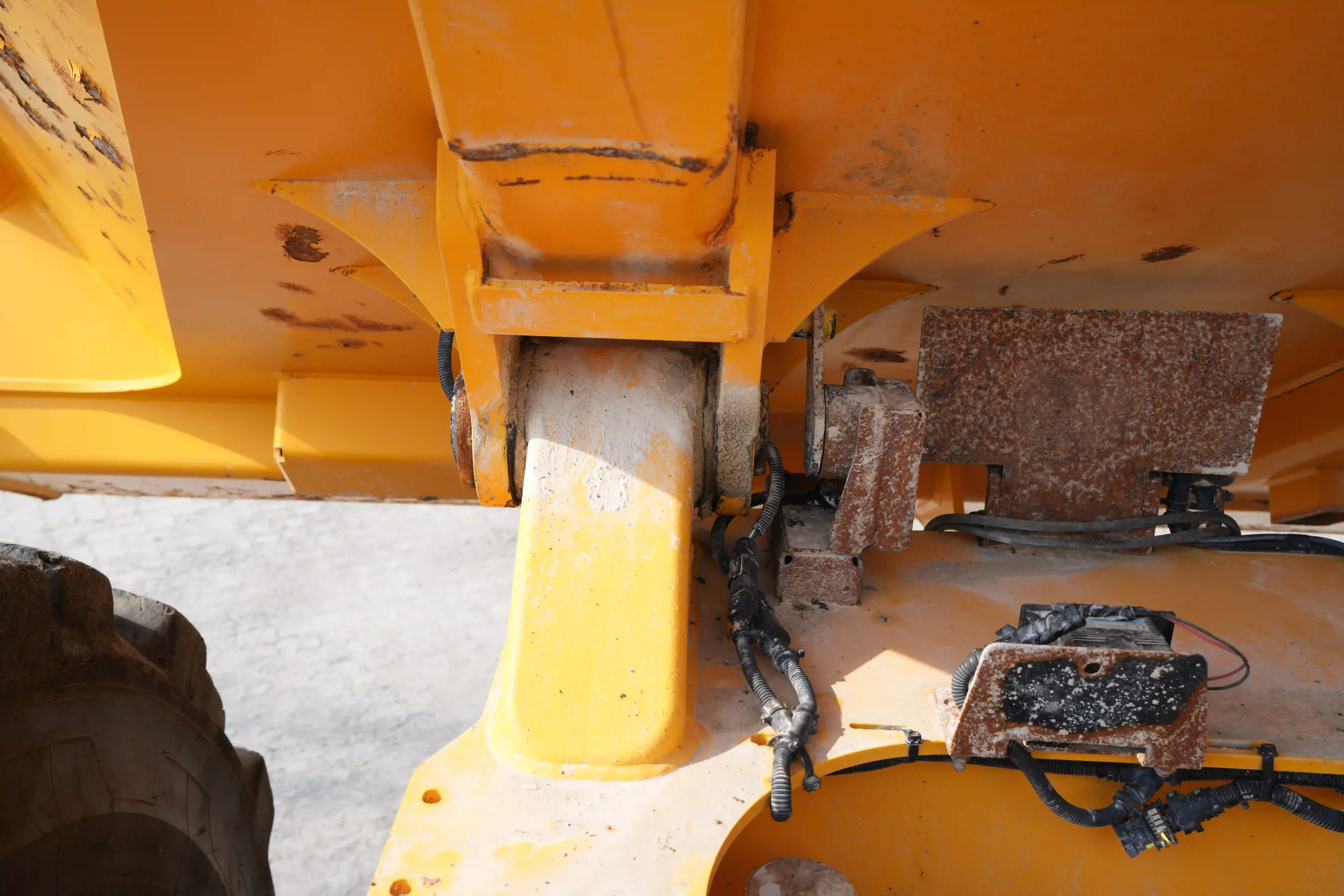 ADT-003-Volvo-A40G-articulated-dump-truck-inspection-chassis-frame-condition-3