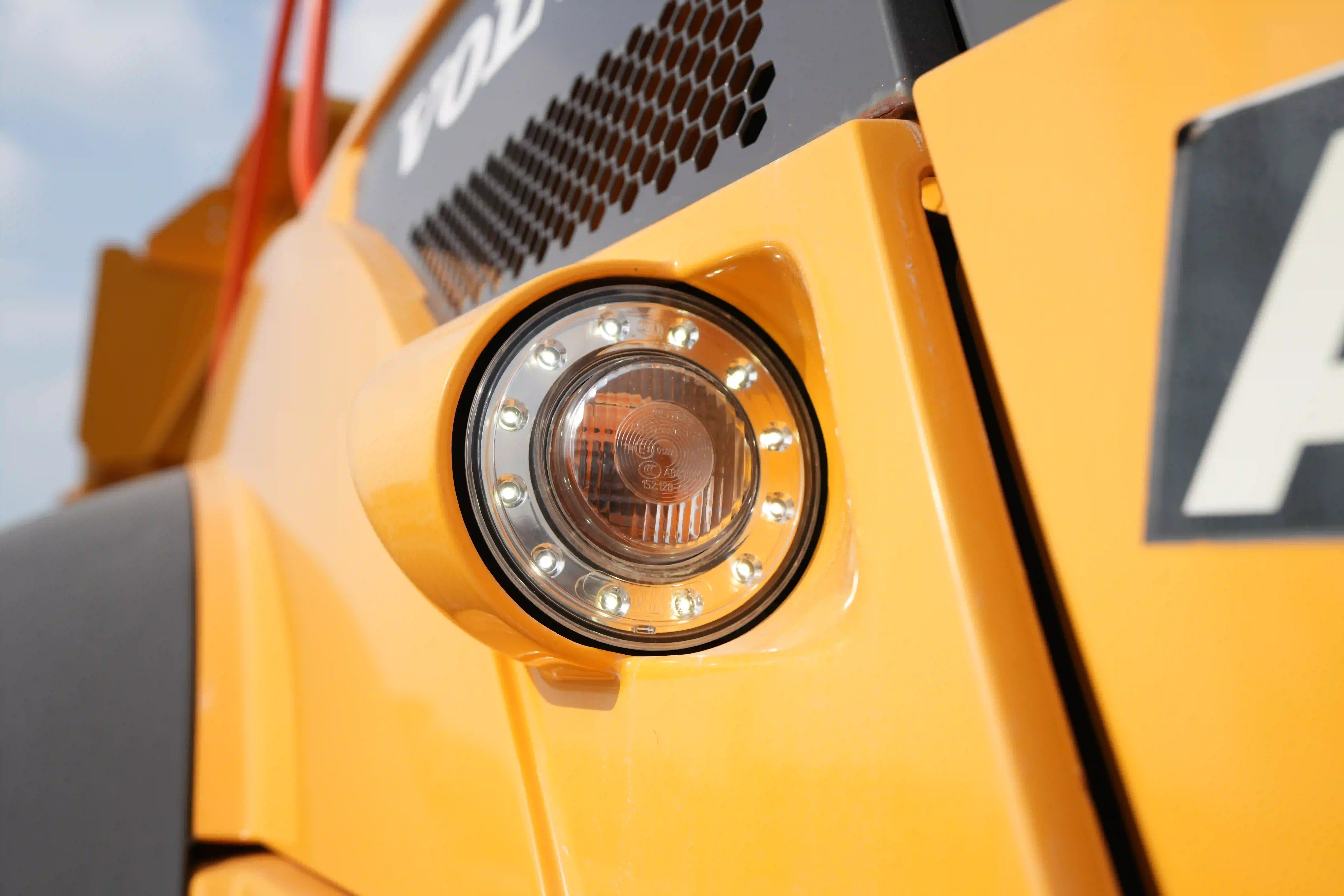 ADT-003-Volvo-A40G-articulated-dump-truck-inspection-electronic-lights-and-signals-4