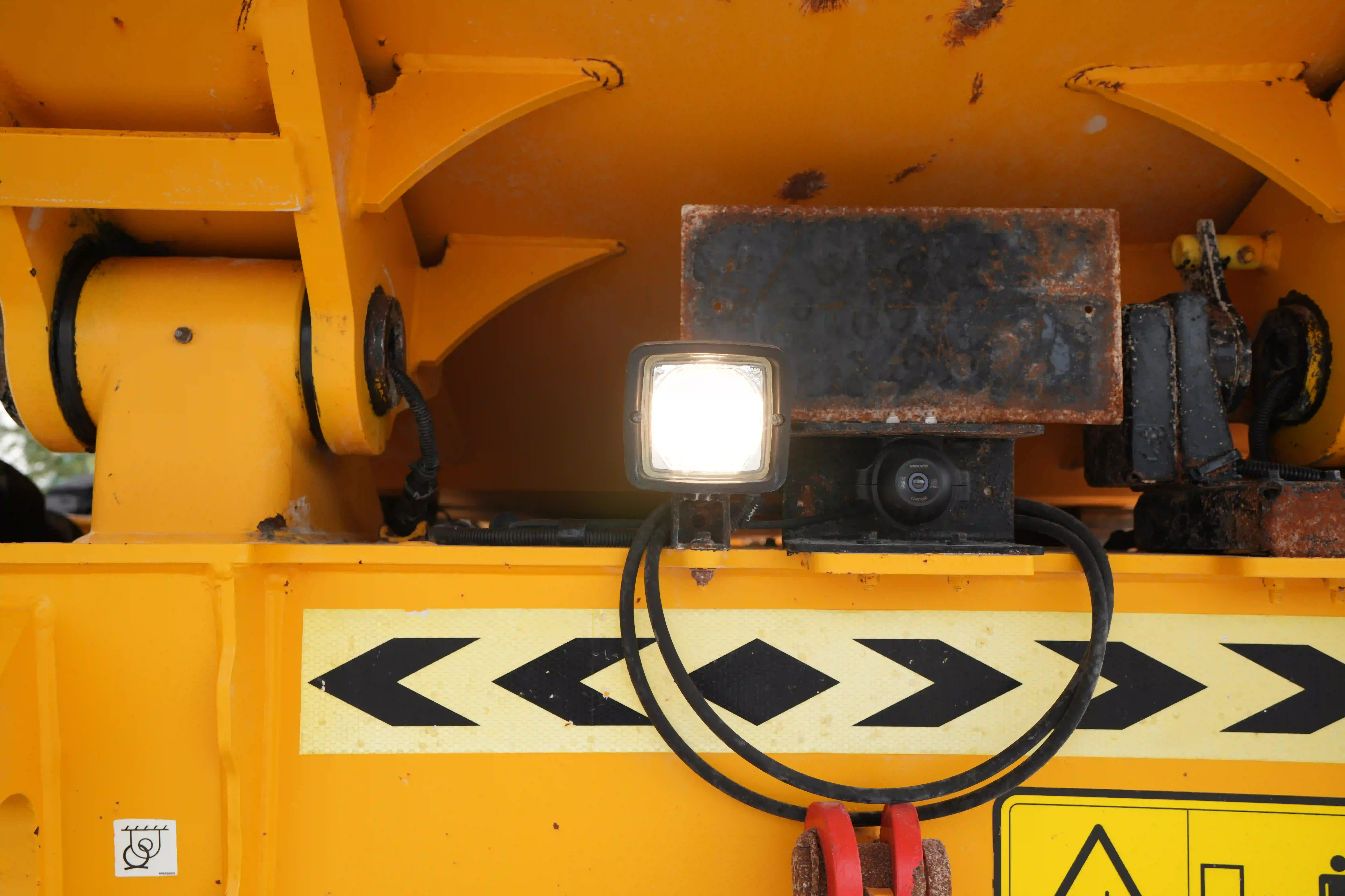 ADT-003-Volvo-A40G-articulated-dump-truck-inspection-electronic-lights-and-signals-8