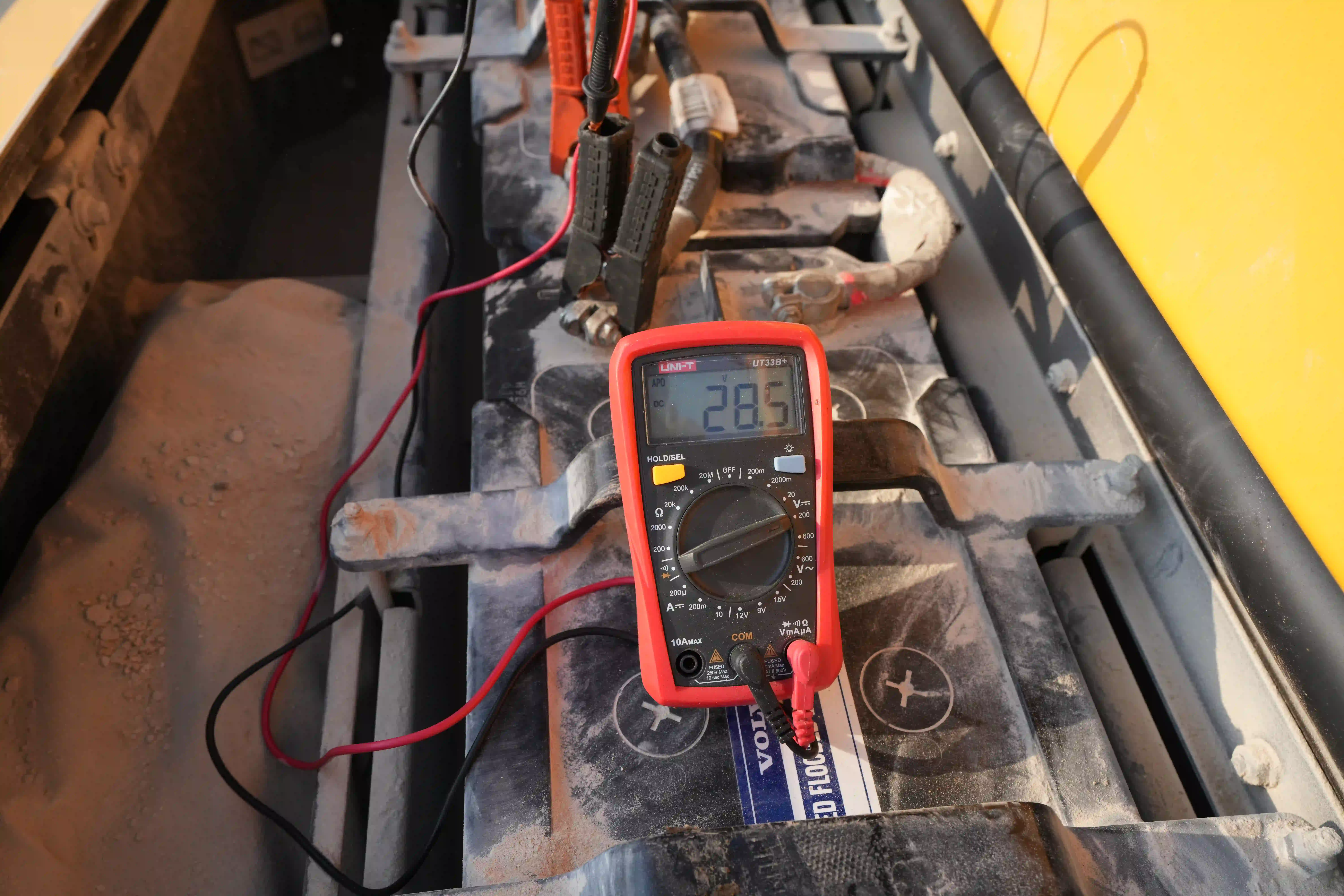 ADT-003-Volvo-A40G-articulated-dump-truck-inspection-electronic-battery-3