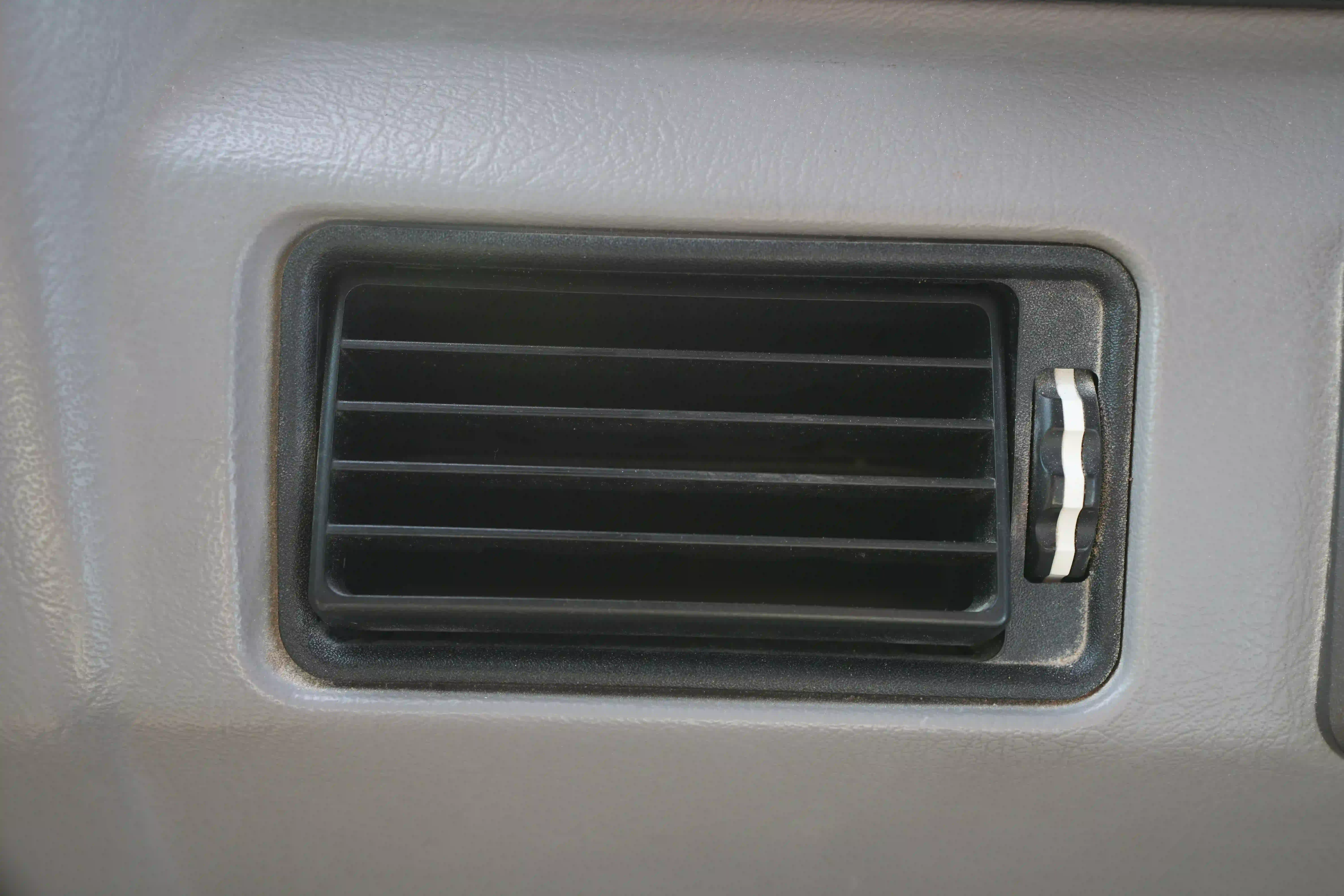 ADT-003-Volvo-A40G-articulated-dump-truck-inspection-air-conditioning-vents-and-air-flow-1