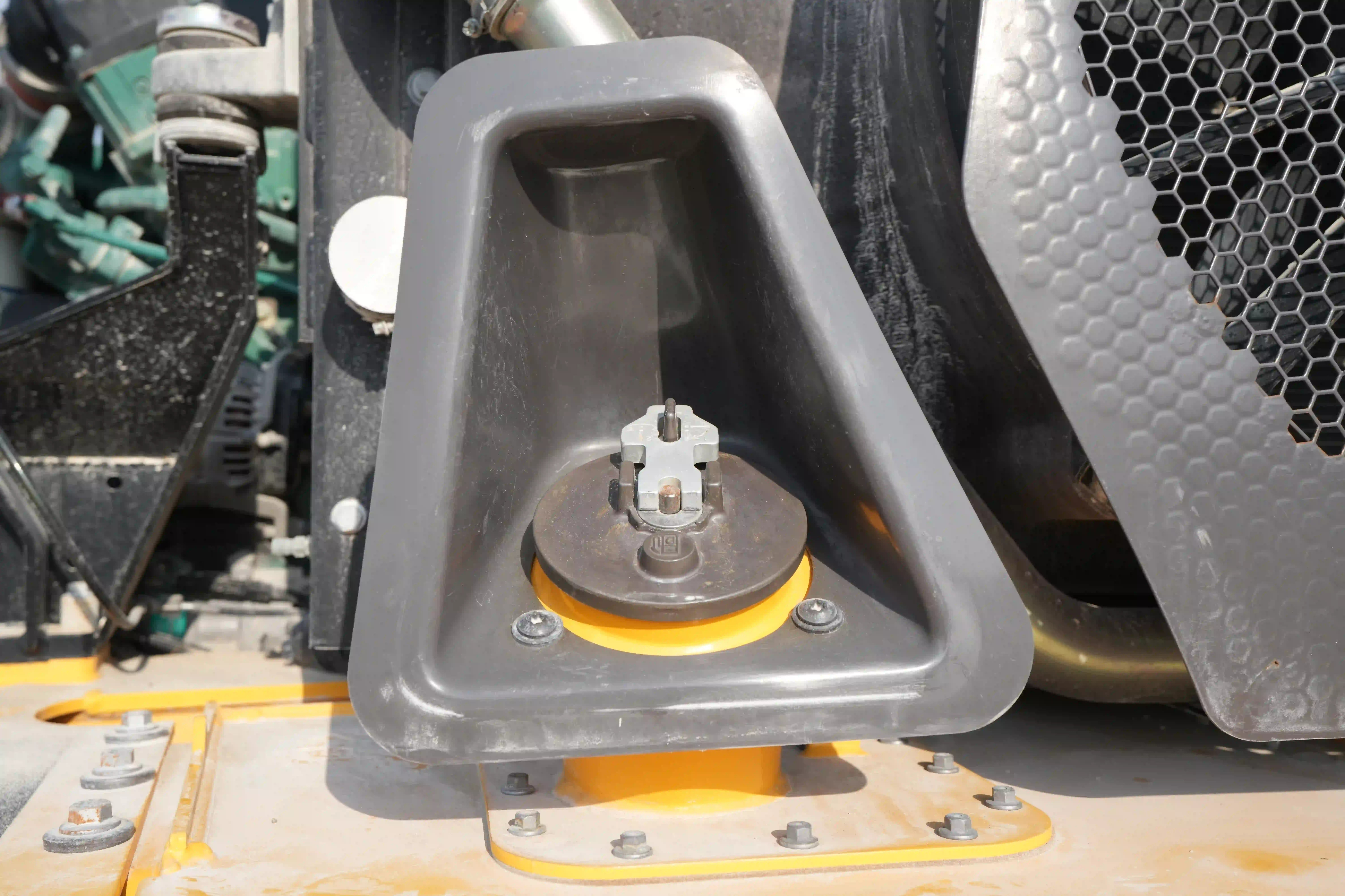 ADT-003-Volvo-A40G-articulated-dump-truck-inspection-engine-fuel-tank-1