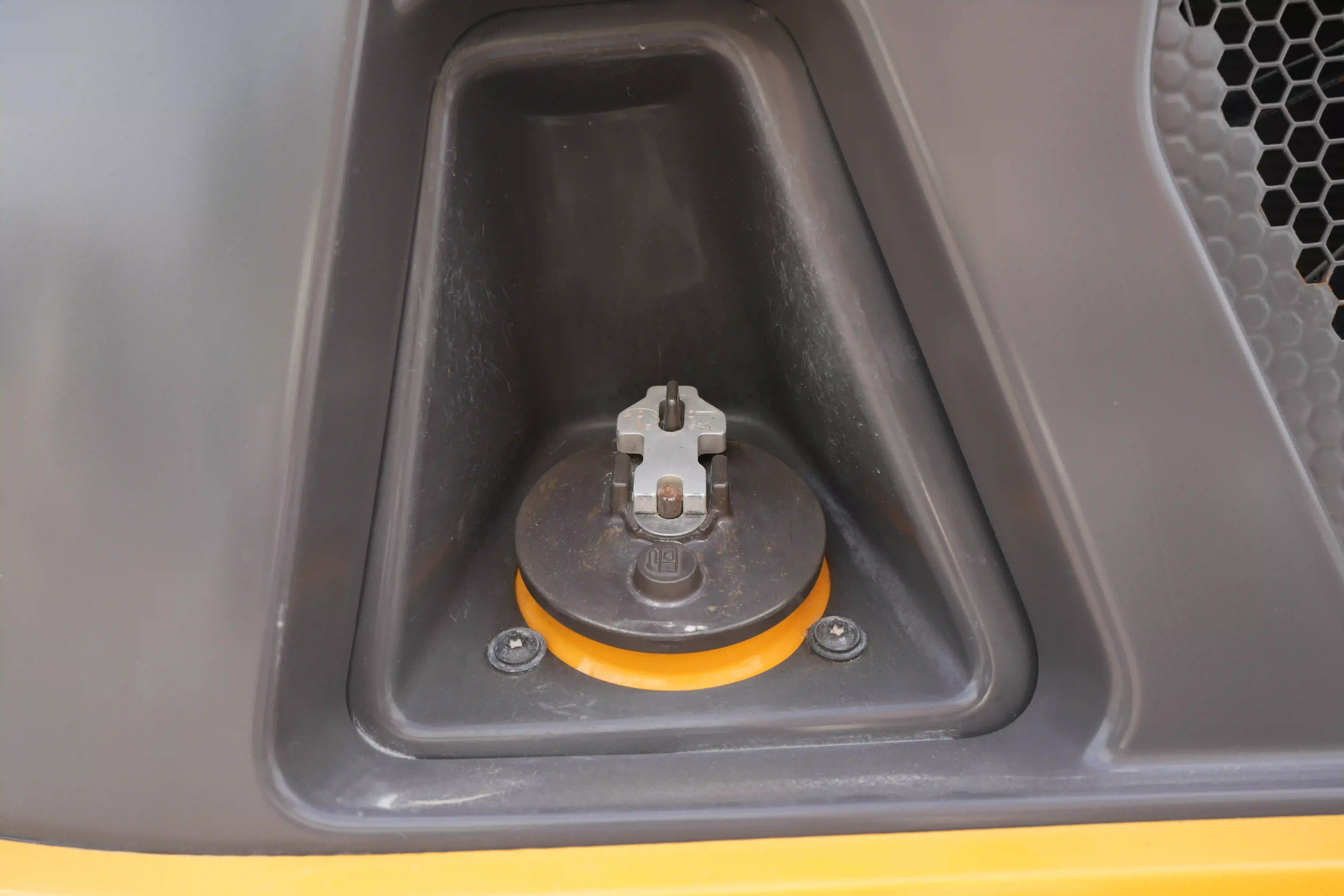 ADT-003-Volvo-A40G-articulated-dump-truck-inspection-engine-fuel-tank-2