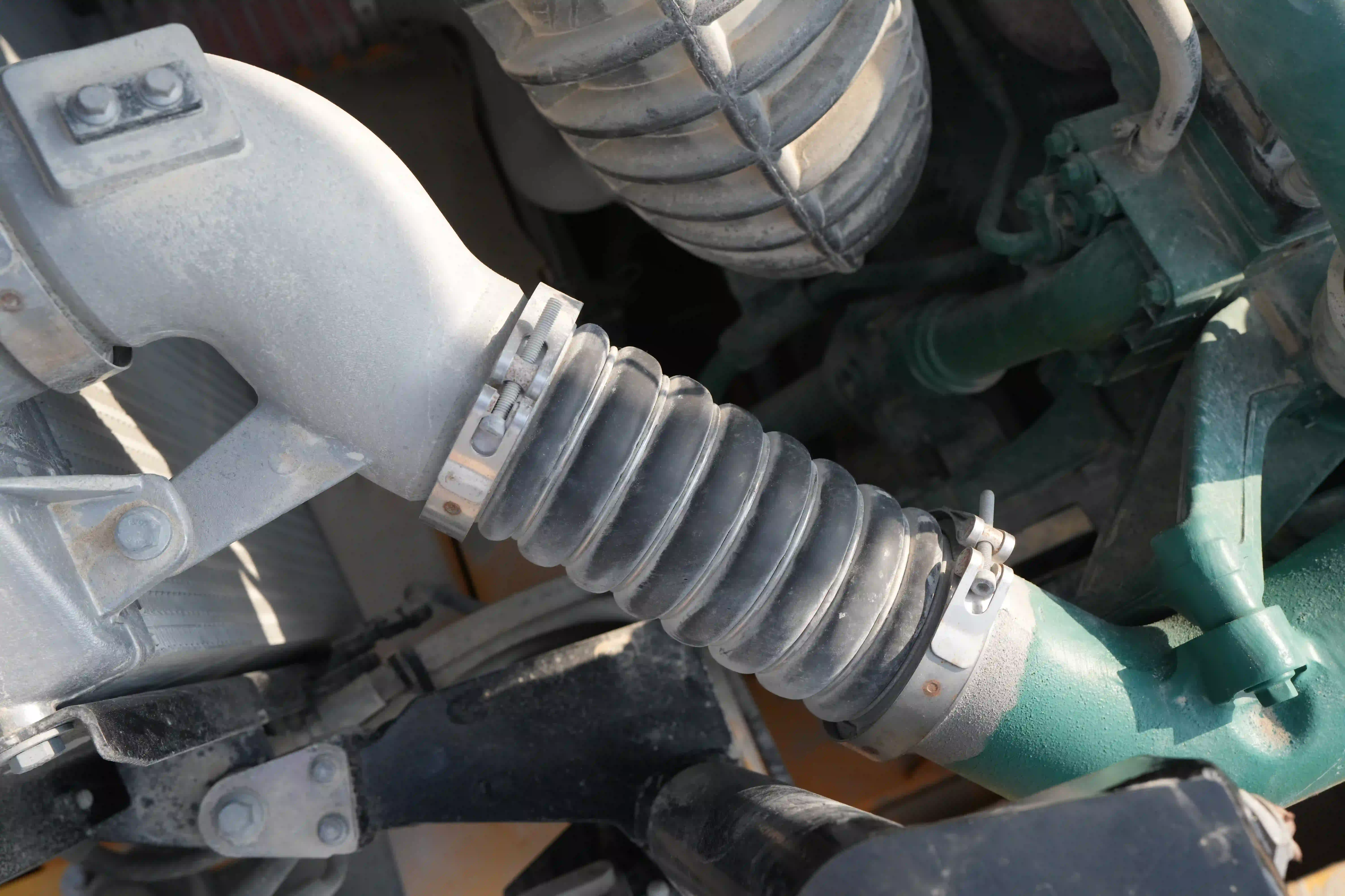 ADT-003-Volvo-A40G-articulated-dump-truck-inspection-engine-hoses-3