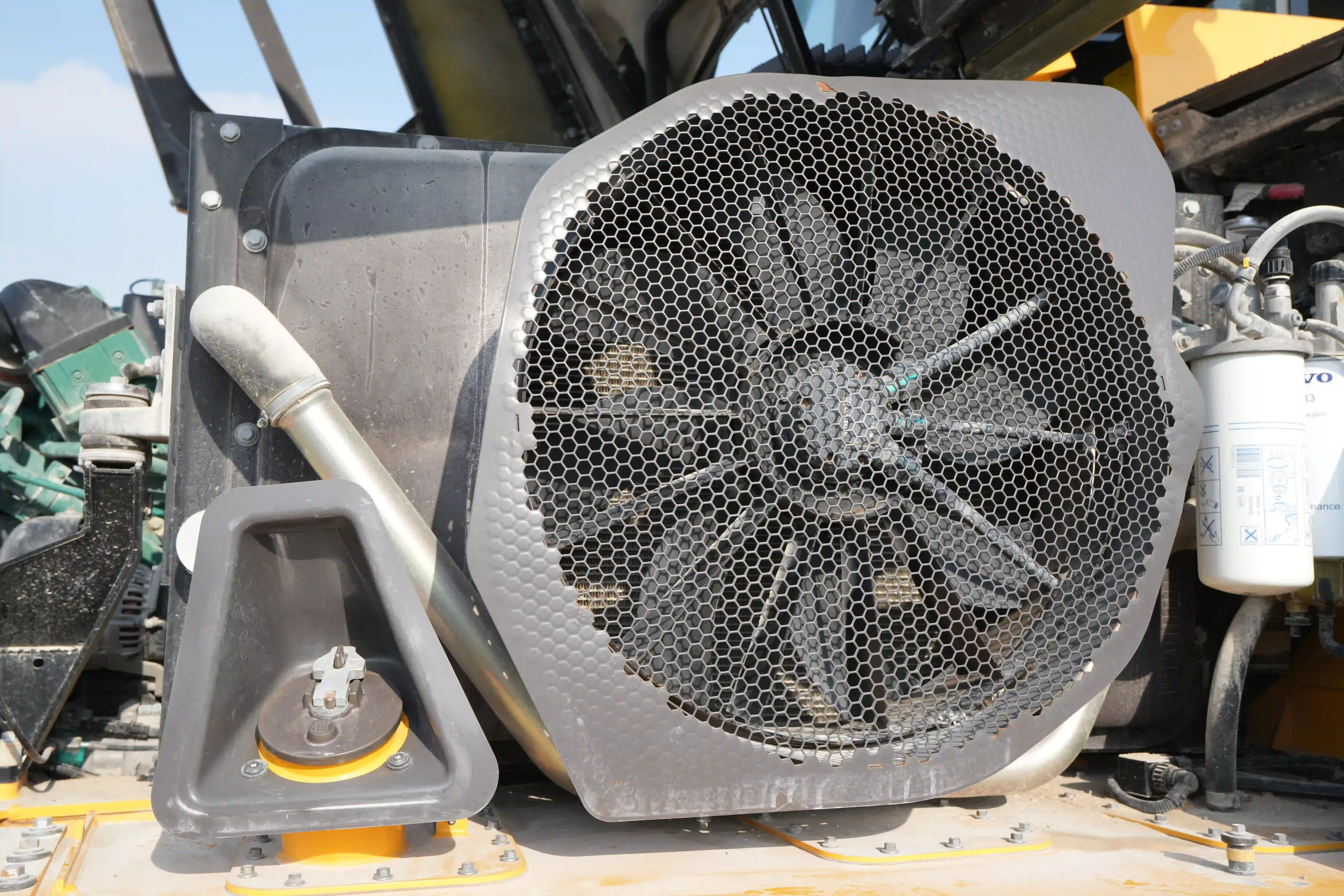 ADT-003-Volvo-A40G-articulated-dump-truck-inspection-engine-cooling-fan-and-fan-guard-4