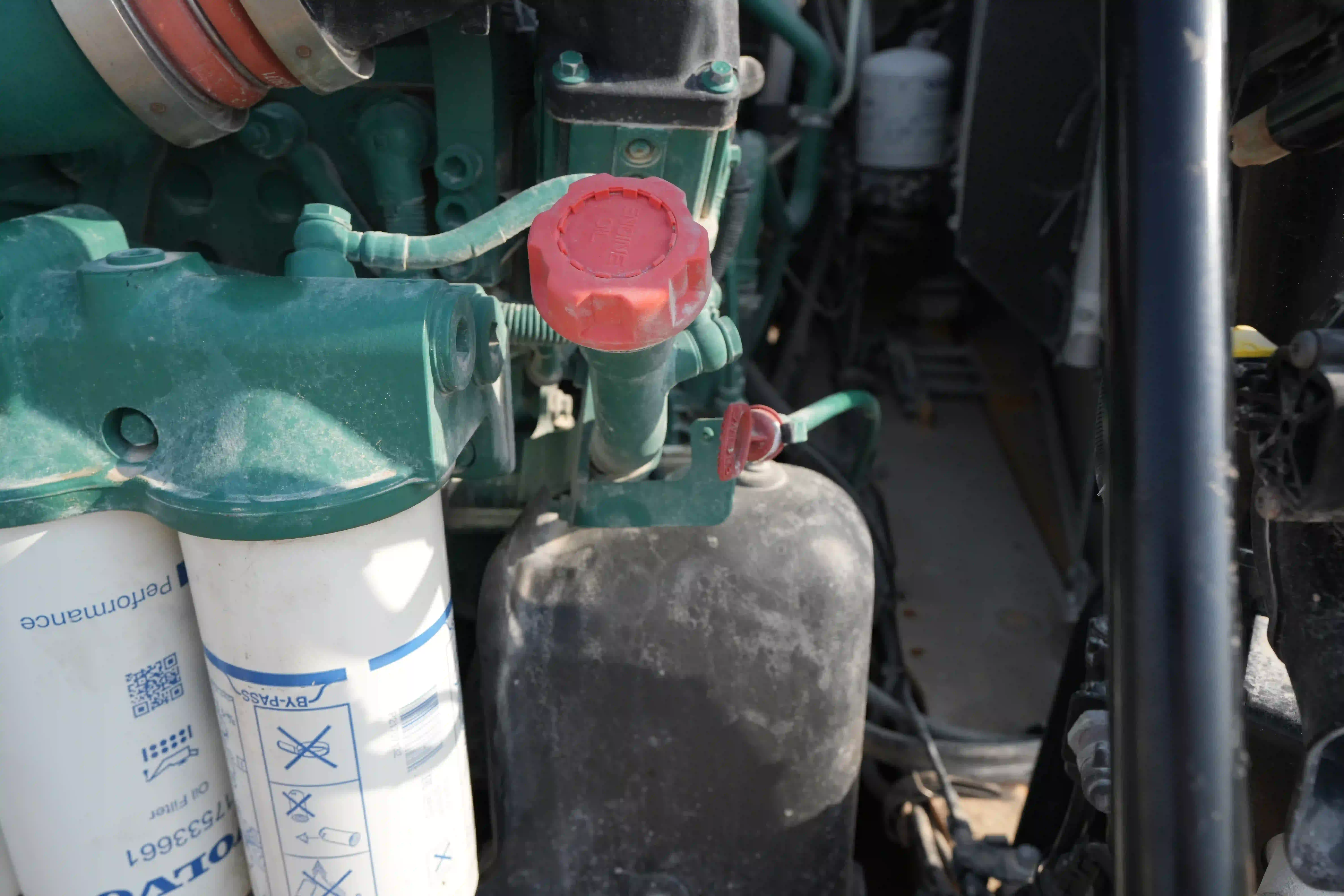 ADT-003-Volvo-A40G-articulated-dump-truck-inspection-engine-engine-oil-leaks-2