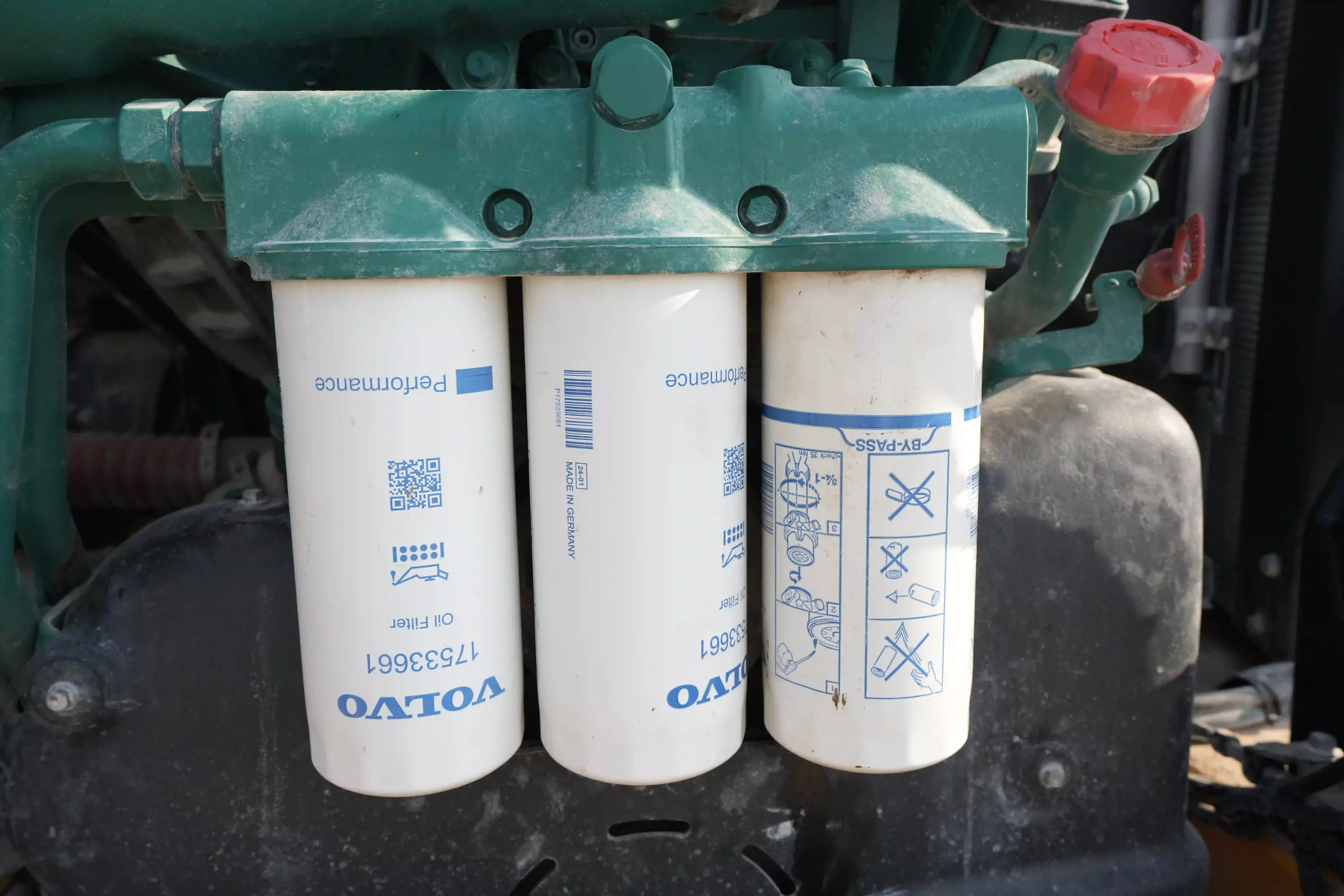 ADT-003-Volvo-A40G-articulated-dump-truck-inspection-engine-engine-oil-leaks-3