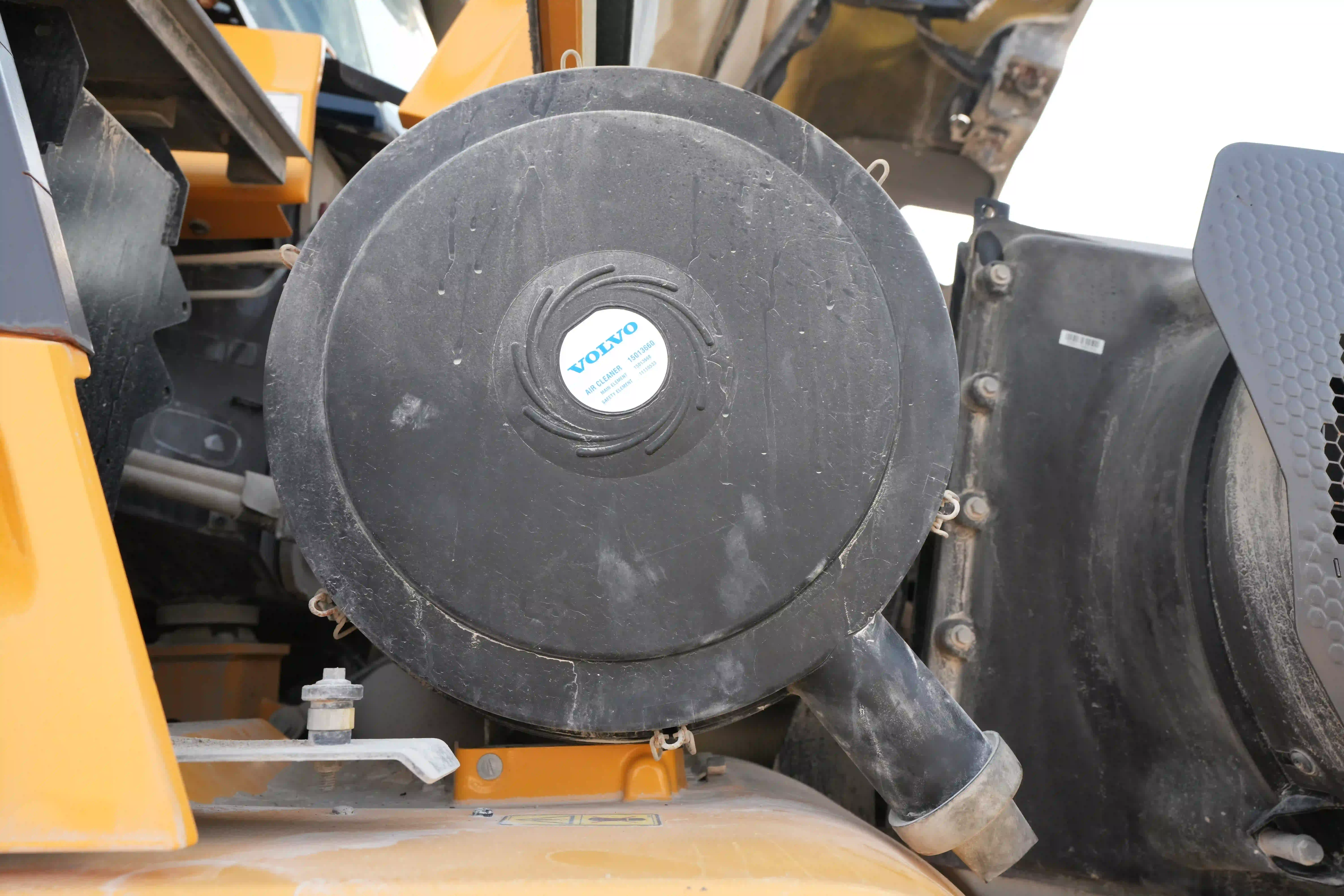 ADT-003-Volvo-A40G-articulated-dump-truck-inspection-engine-air-intake-system-2