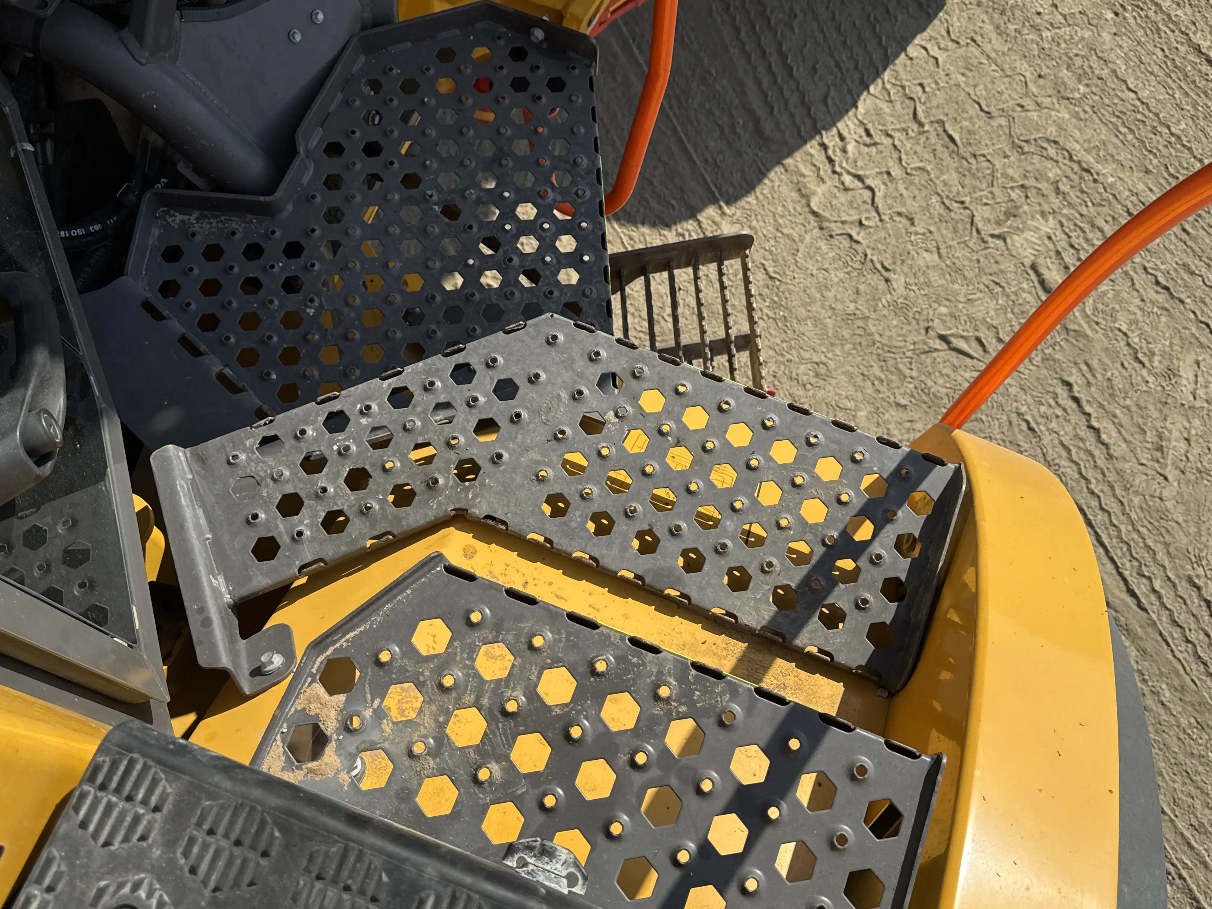 ADT-002-Volvo-A40G-articulated-dump-truck-inspection-structure-steps-ladders-2
