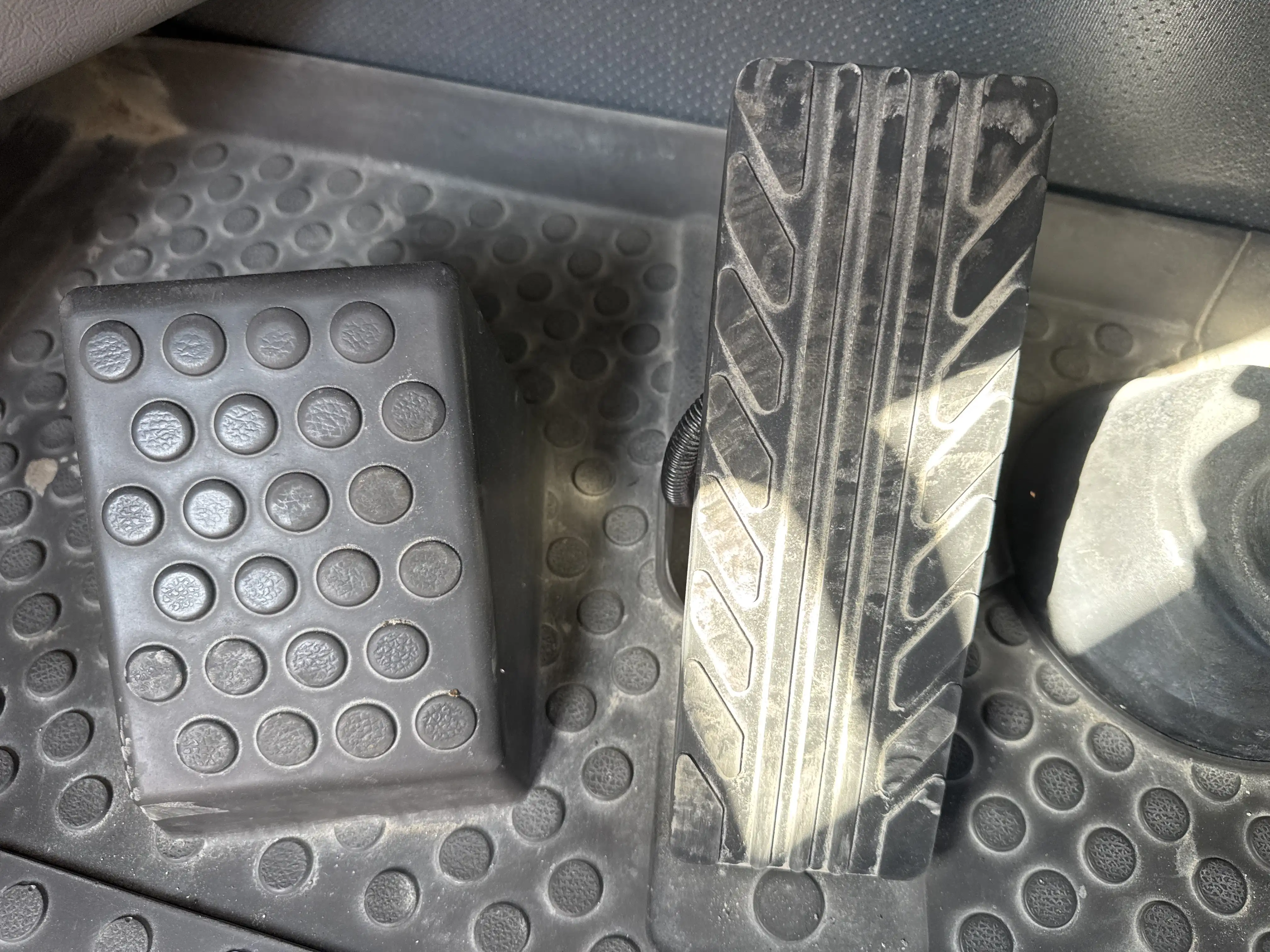 ADT-002-Volvo-A40G-articulated-dump-truck-inspection-cabin-pedals-1